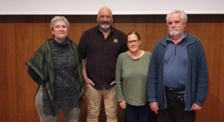 Nafarroako Ahal Dugu-ko Neniques Roldan, Antonio Aretxabala geologoa, Aliantza Berdea taldeko Carmen Tejero, eta Muga proiektuaren aurkako plataformako kide Enrique Miranda, abenduaren 15ean, Iruñean. AHAL DUGU