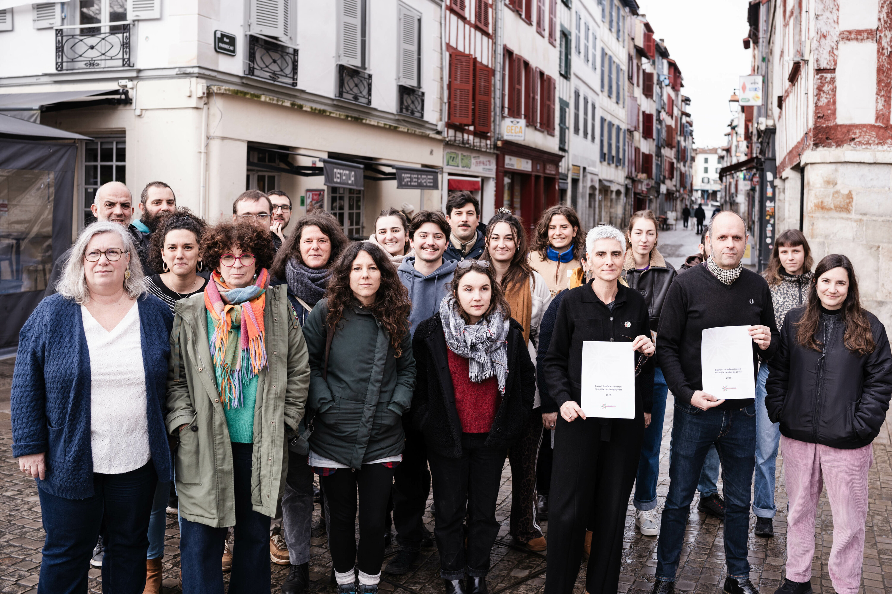 Euskal Konfederazioaren prentsaurrekoa, Baionan. NAHIA GARAT