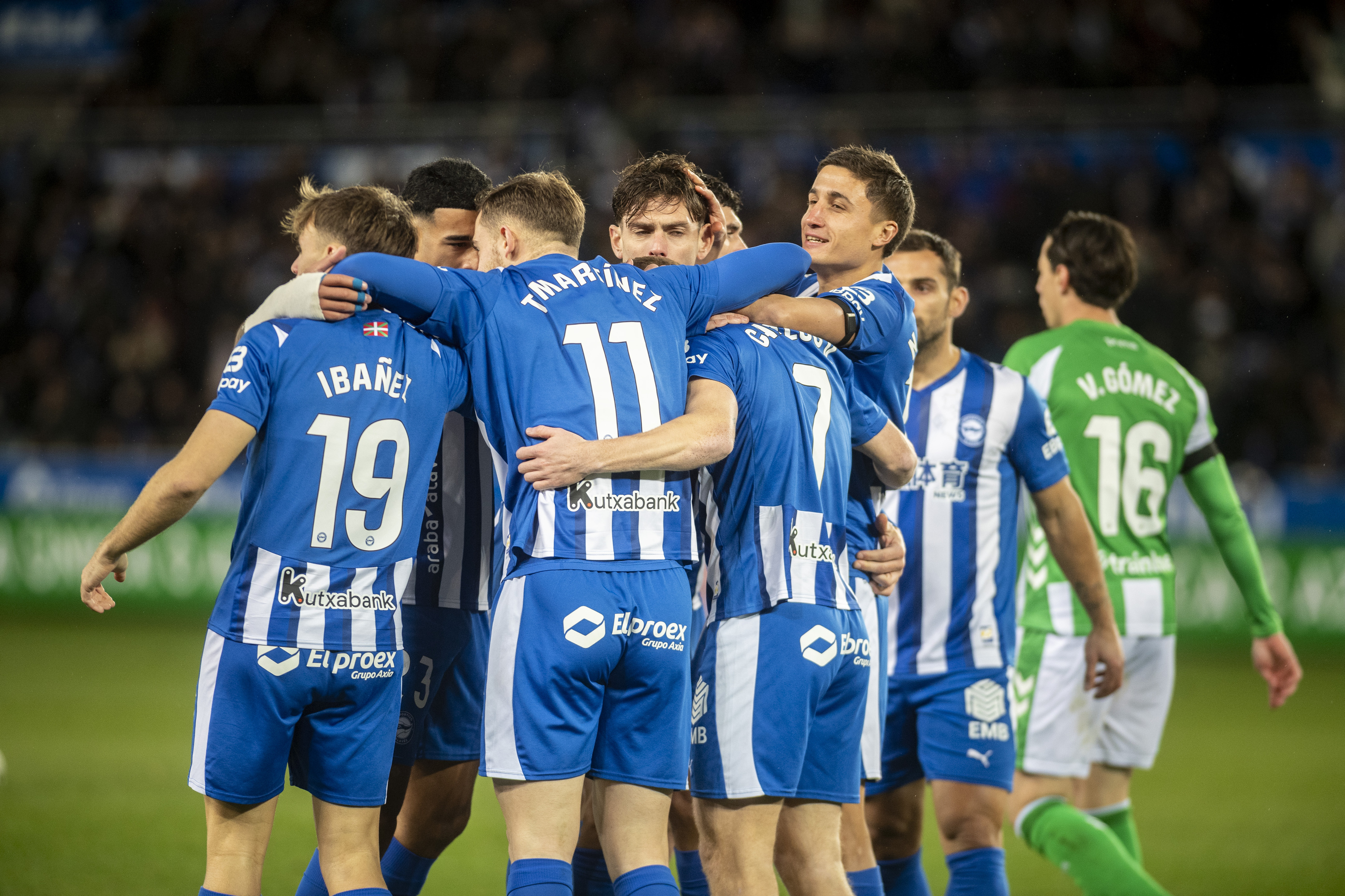 Alaveseko jokalariak atzo Betisi sartutako goletako bat ospatzen. JAIZKI FONTANEDA / FOKU