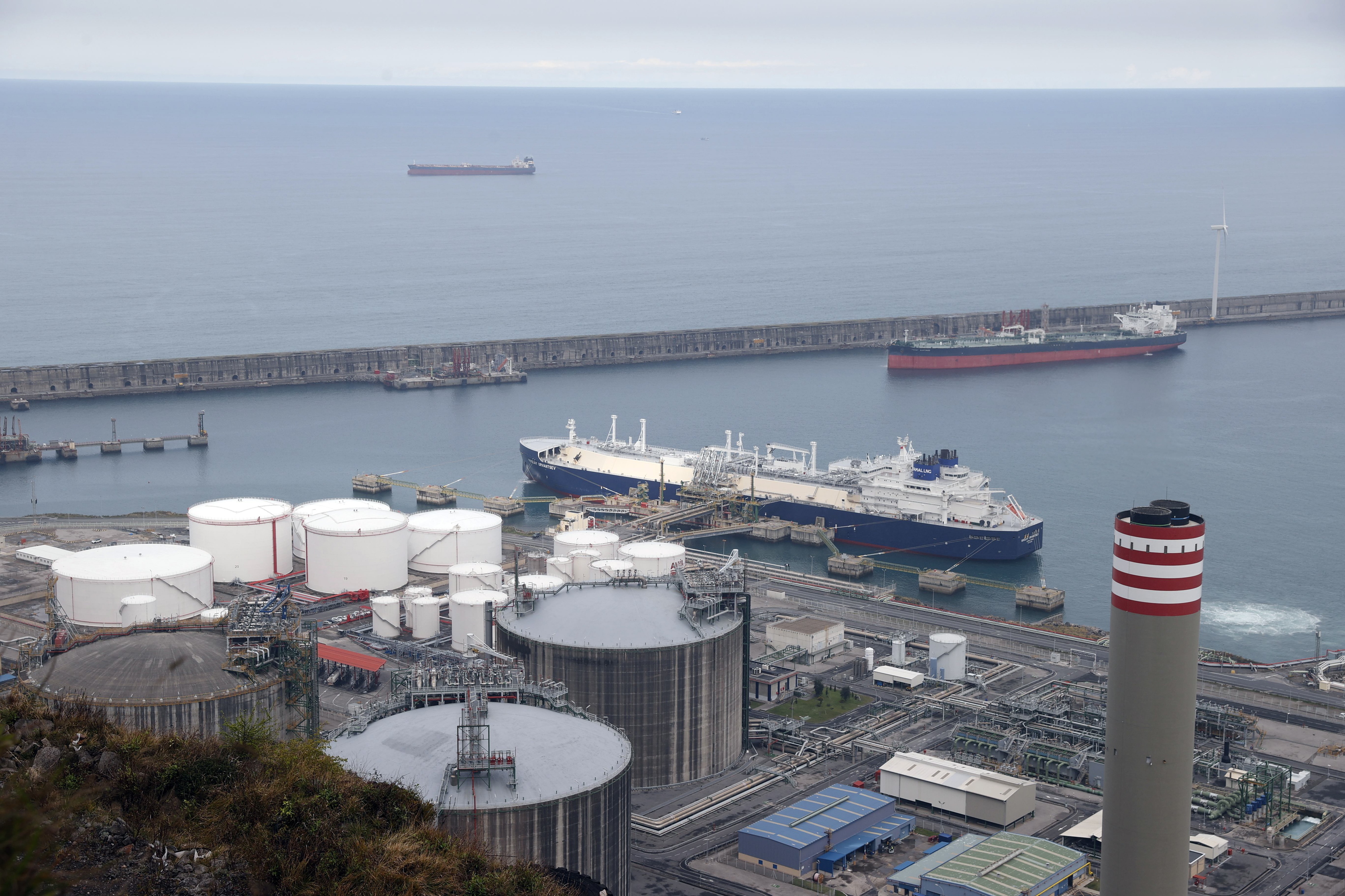 Errusiako gasa garraiatzen duen 'Nikolay Urvantsev' gasontzia, Bilboko portuan, 2022ko irudi batean, LUIS TEJIDO / EFE