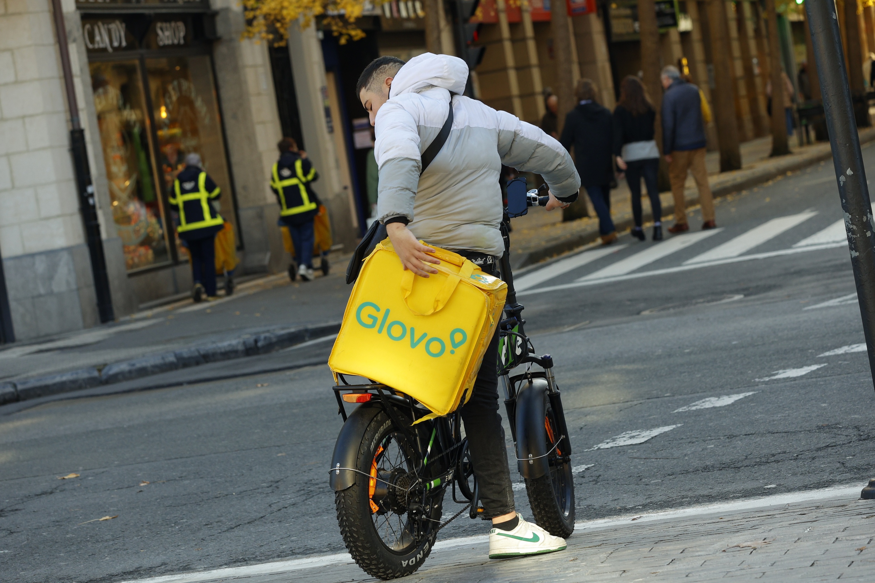 Glovoko banatzaile bat. MAIALEN ANDRES / FOKU