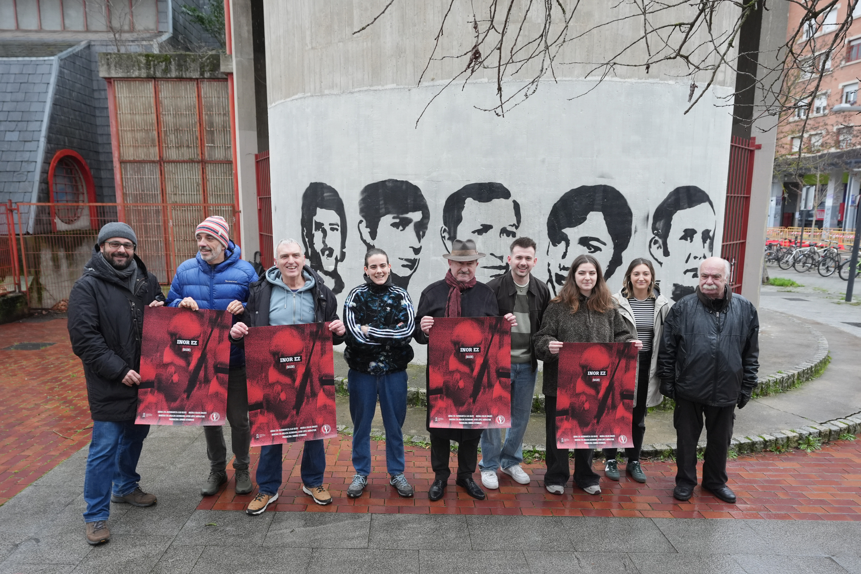 'Inor ez' film laburrean parte hartu duen lantaldeak gaur aurkeztu du lana, Zaramaga auzoan. ENDIKA PORTILLO / FOKU