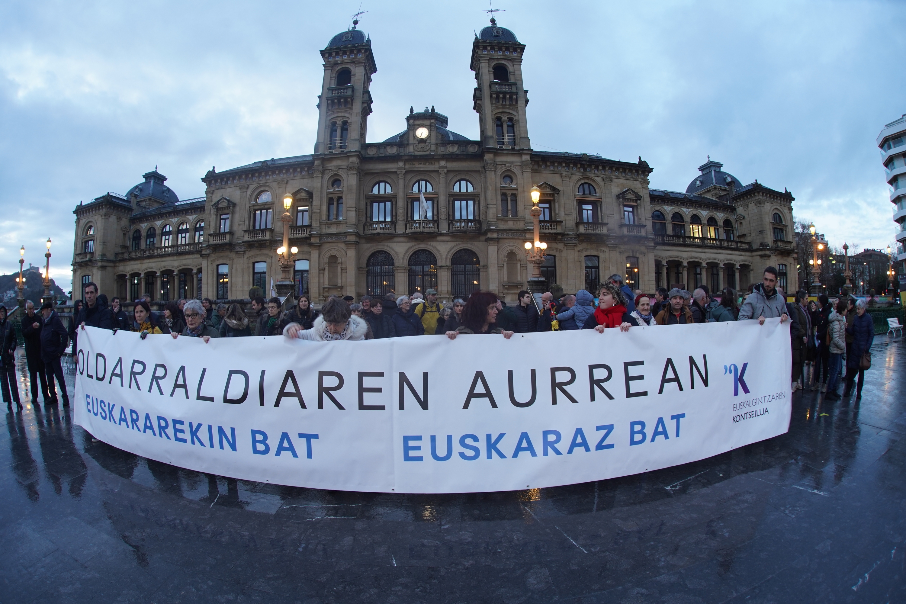 Hizkuntza eskakizunen aldeko elkarretaratze bat, Donostiako Udalaren atarian. JON URBE / FOKU