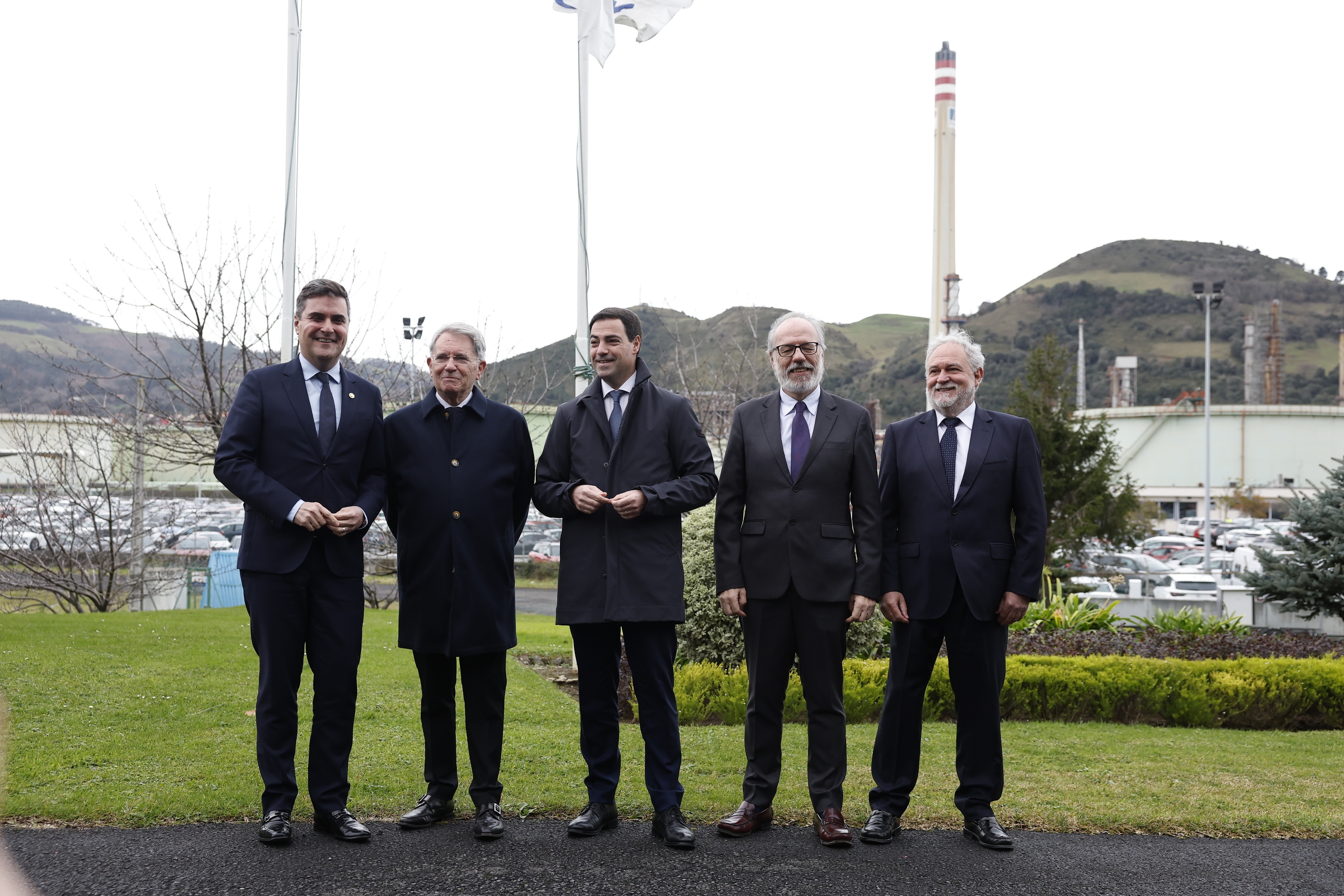 Eusko Jaurlaritzako eta Petronorreko arduradunak, gaur, Muskizen. MIGUEL TOÑA / EFE
