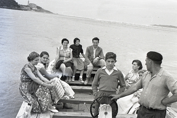 Itsasontzian, paseo bat ematen. EZEZAGUNA