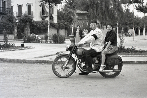 Gizonak dolua adierazten duen banda beltz bat darama besoan. EZEZAGUNA