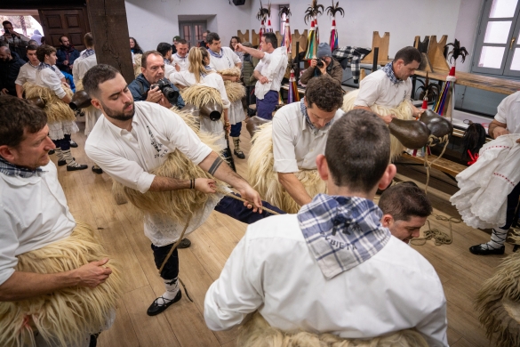 Zubietako joaldunak, segizioa hasi baino lehenago prestatzen. A. KARASATORRE / FOKU