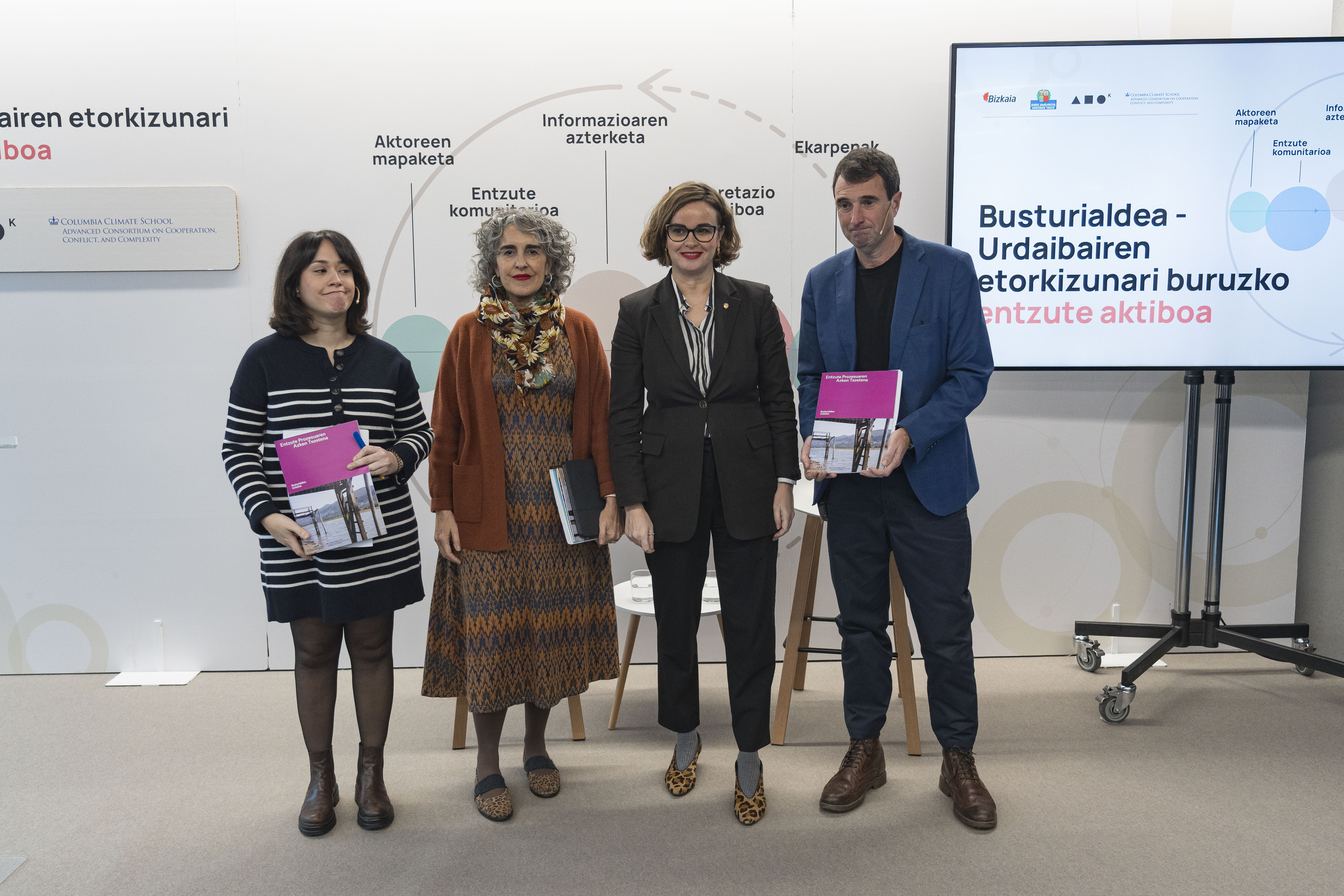 Agirre Lehendakari Center ikerketa zentroko eta Bizkaiko Aldundiko zein Eusko Jaurlaritzako ordekzariak, gaur, Genrika-Lumon. ARITZ LOIOLA / FOKU