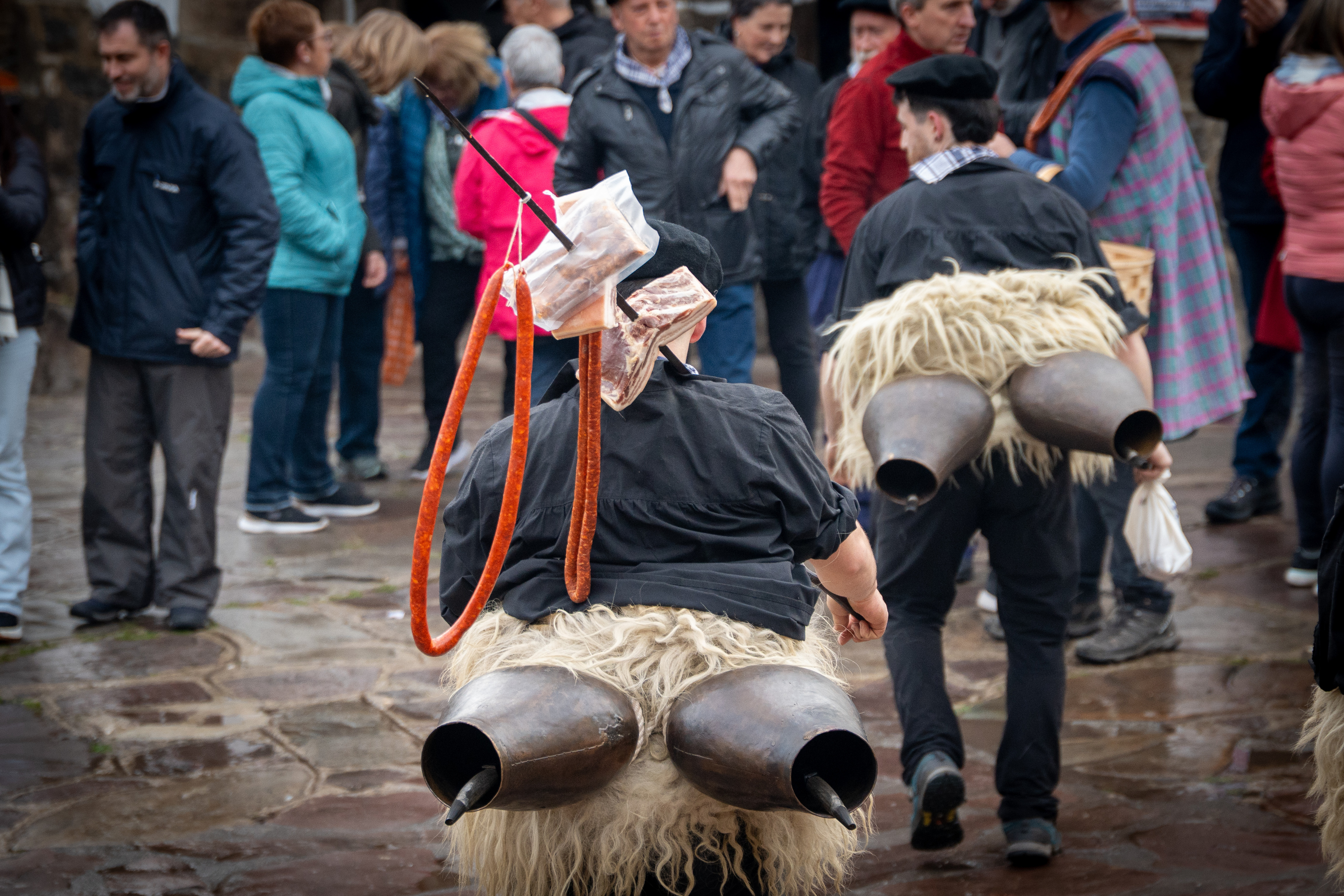 Zubietako eta Aurtizko joaldunei harrera egin diete Iturenen. AITOR KARASATORRE / FOKU
