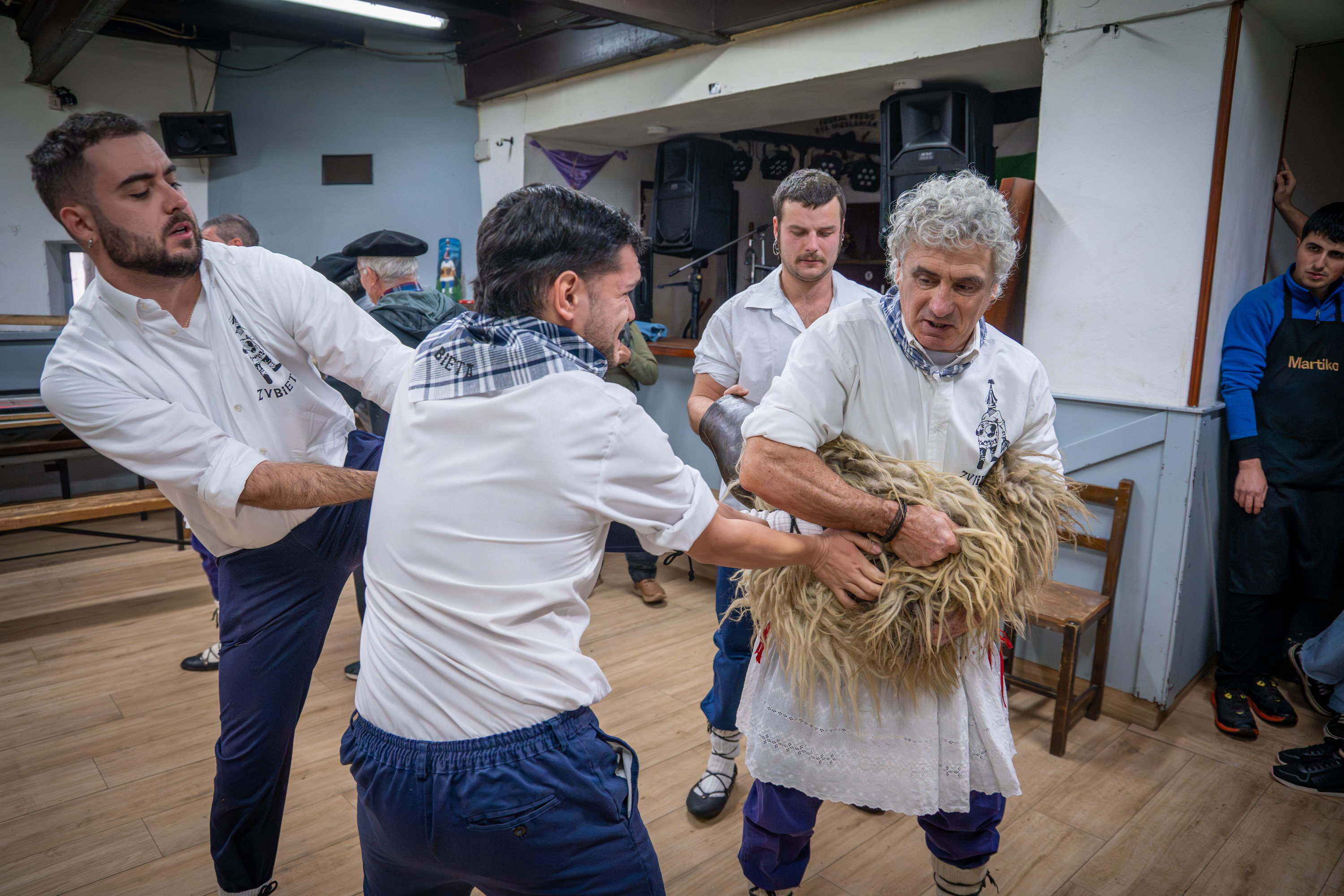 Zubietako eta Aurtizko joaldunei harrera egin diete Iturenen. AITOR KARASATORRE / FOKU