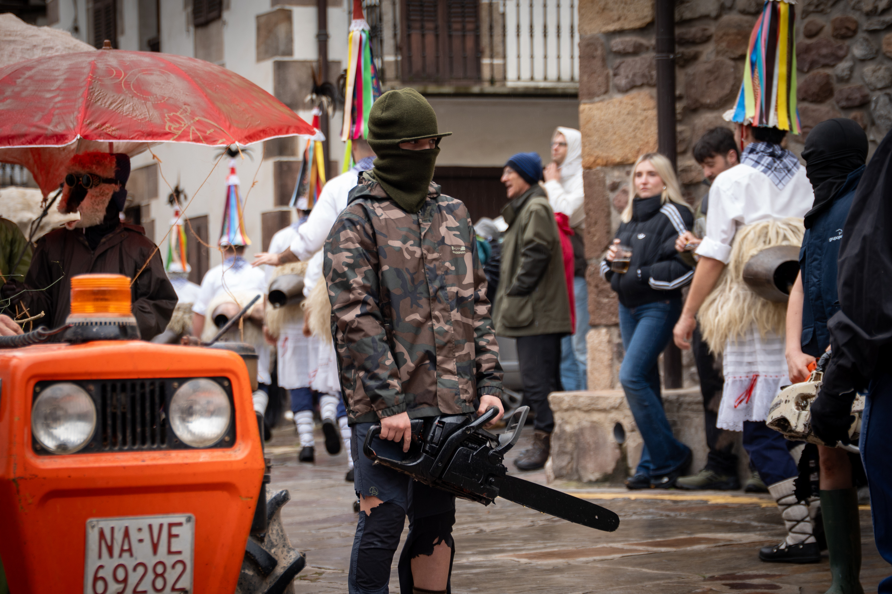 Zubietako eta Aurtizko joaldunei harrera egin diete Iturenen. AITOR KARASATORRE / FOKU