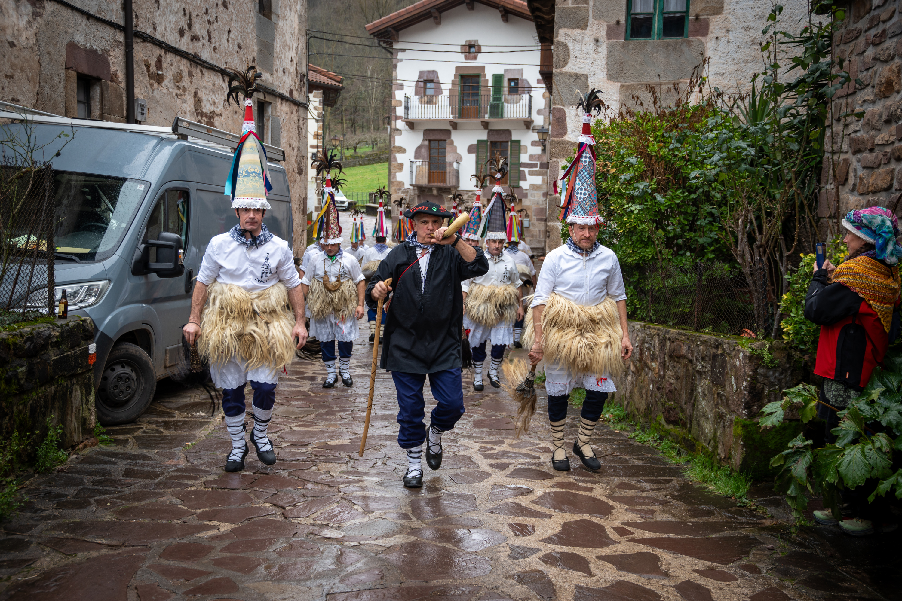 Zubietako eta Aurtizko joaldunei harrera egin diete Iturenen. AITOR KARASATORRE / FOKU