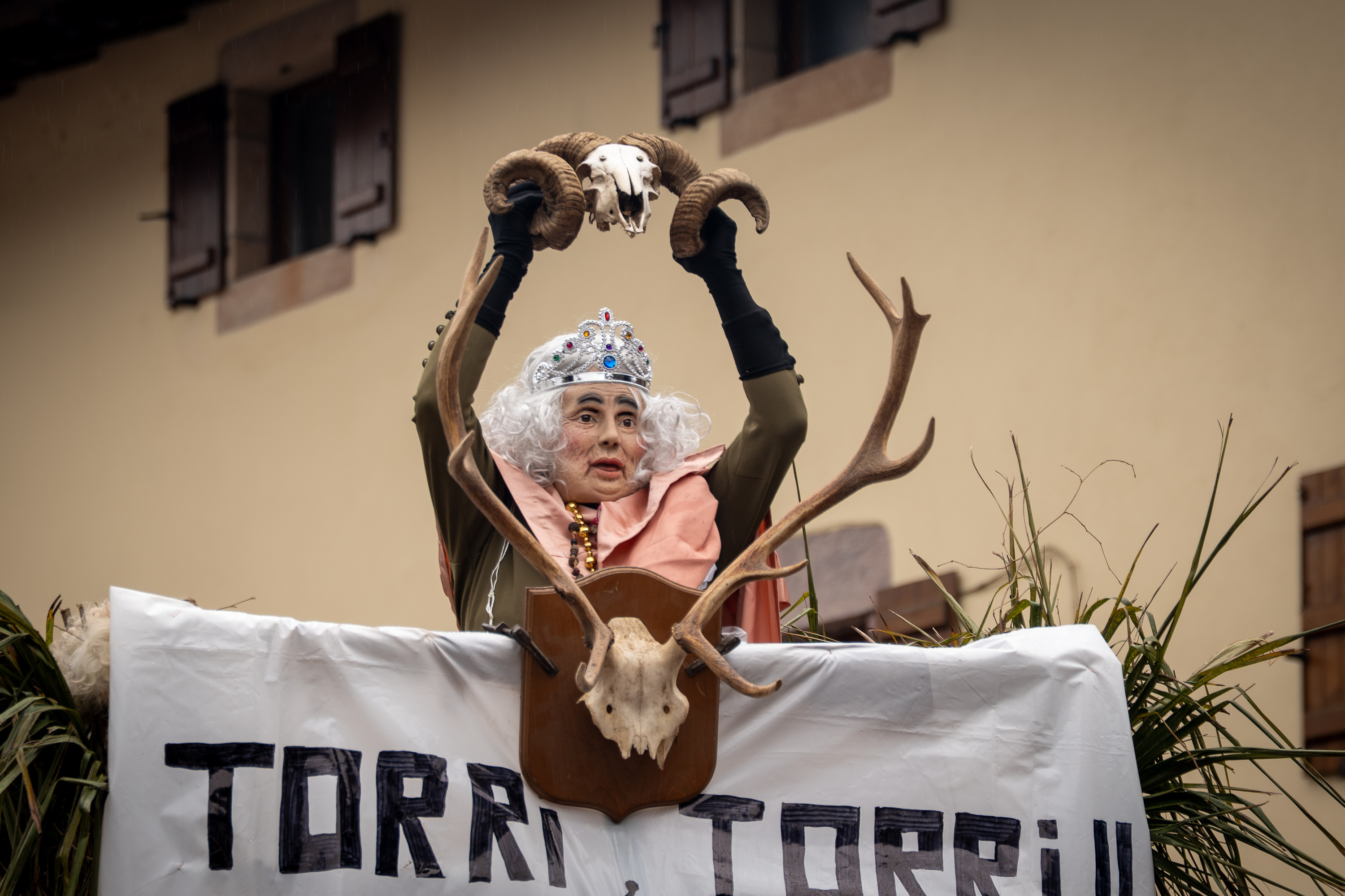 Zubietako eta Aurtizko joaldunei harrera egin diete Iturenen. AITOR KARASATORRE / FOKU