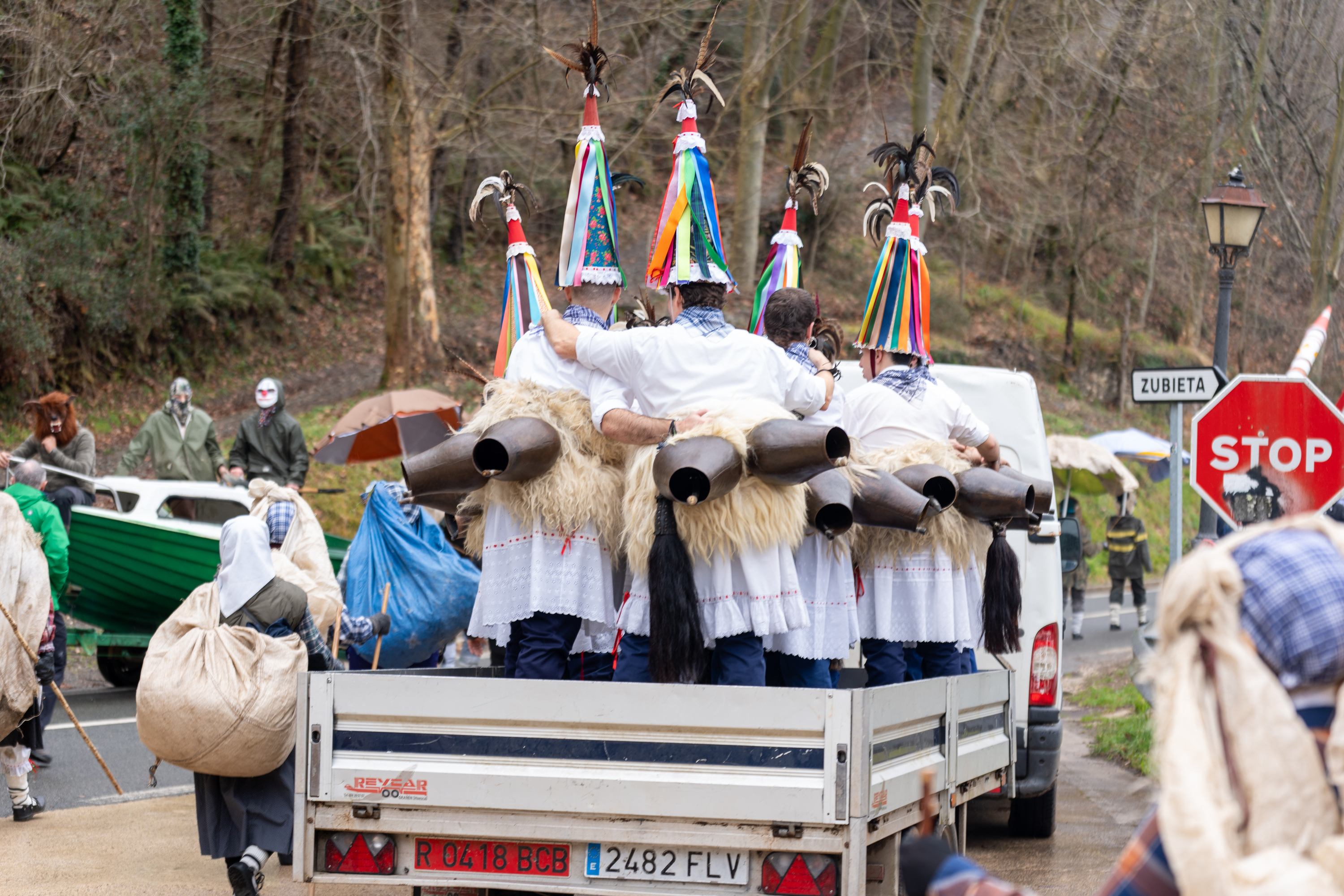 Zubietako eta Aurtizko joaldunei harrera egin diete Iturenen. AITOR KARASATORRE / FOKU