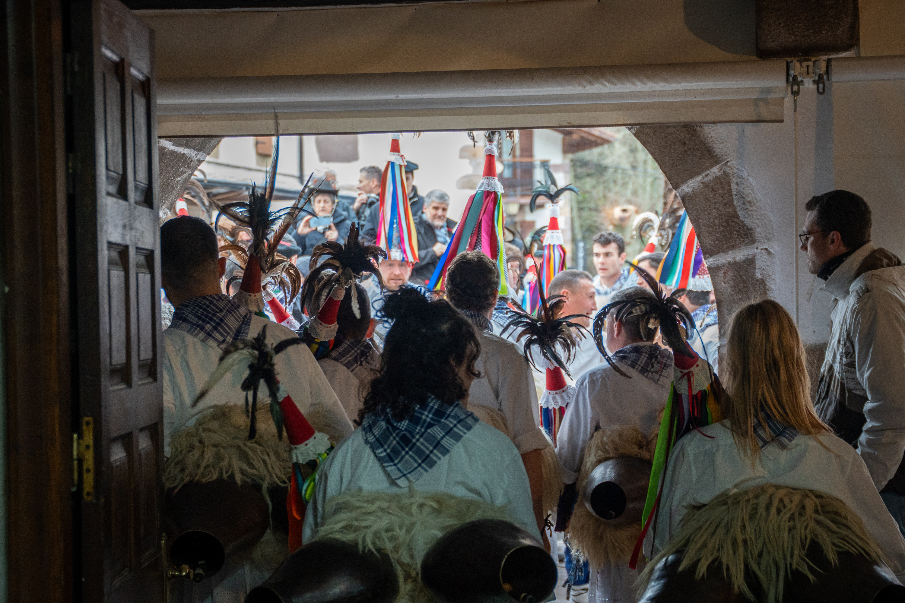 Zubietako eta Aurtizko joaldunei harrera egin diete Iturenen. AITOR KARASATORRE / FOKU