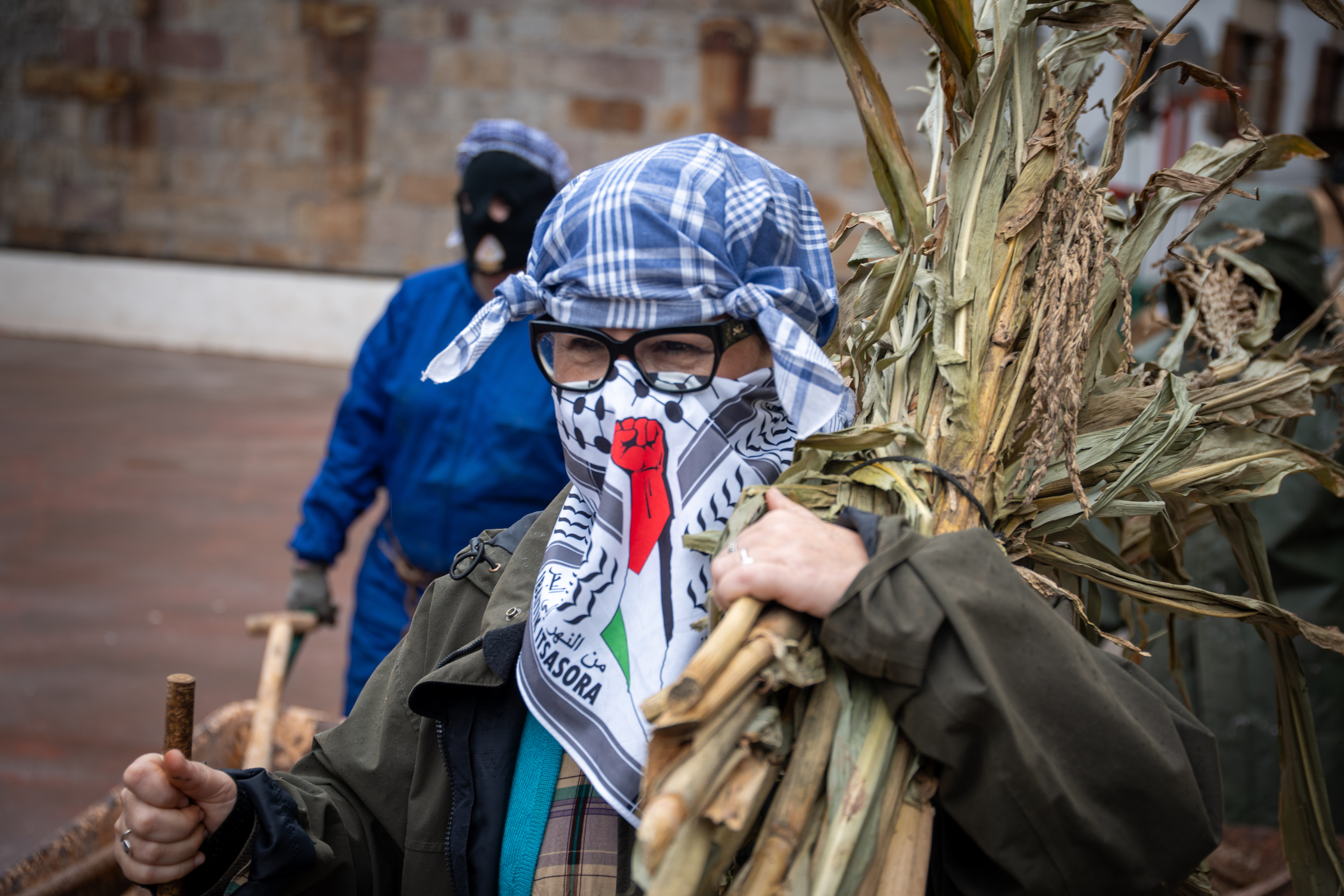 Zubietako eta Aurtizko joaldunei harrera egin diete Iturenen. AITOR KARASATORRE / FOKU