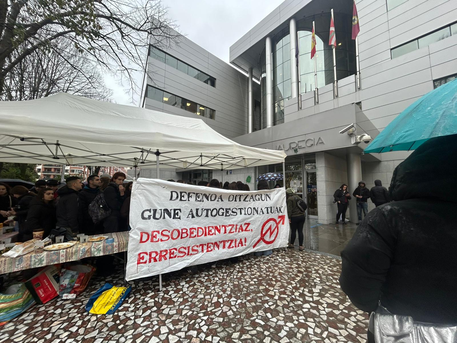 Kiñuren aldeko elkarretaratzea gaur, Durangoko epaitegiaren aitzinean. KIÑU