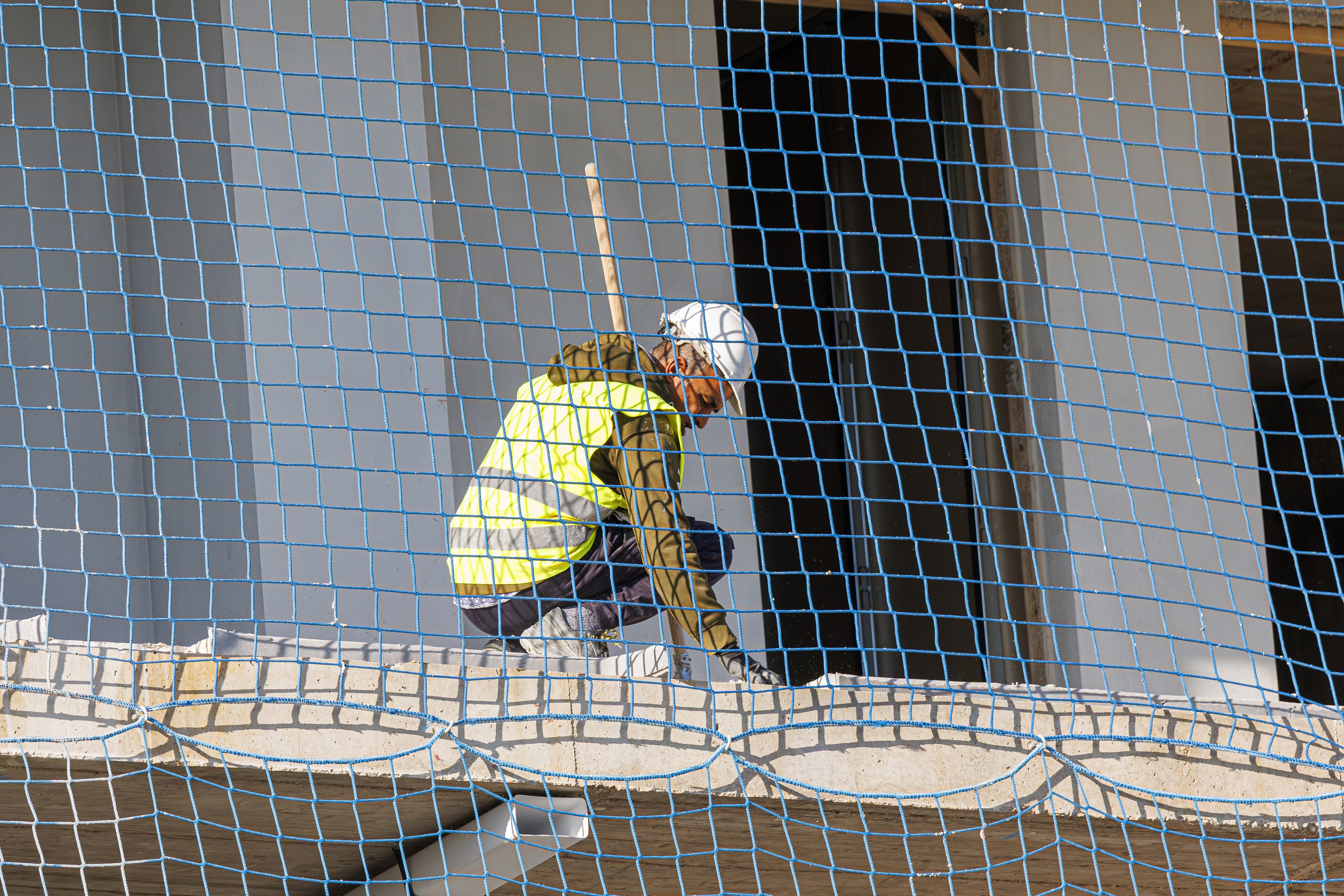 Eraikuntzako langile bat. JAVIER BELBER / EFE