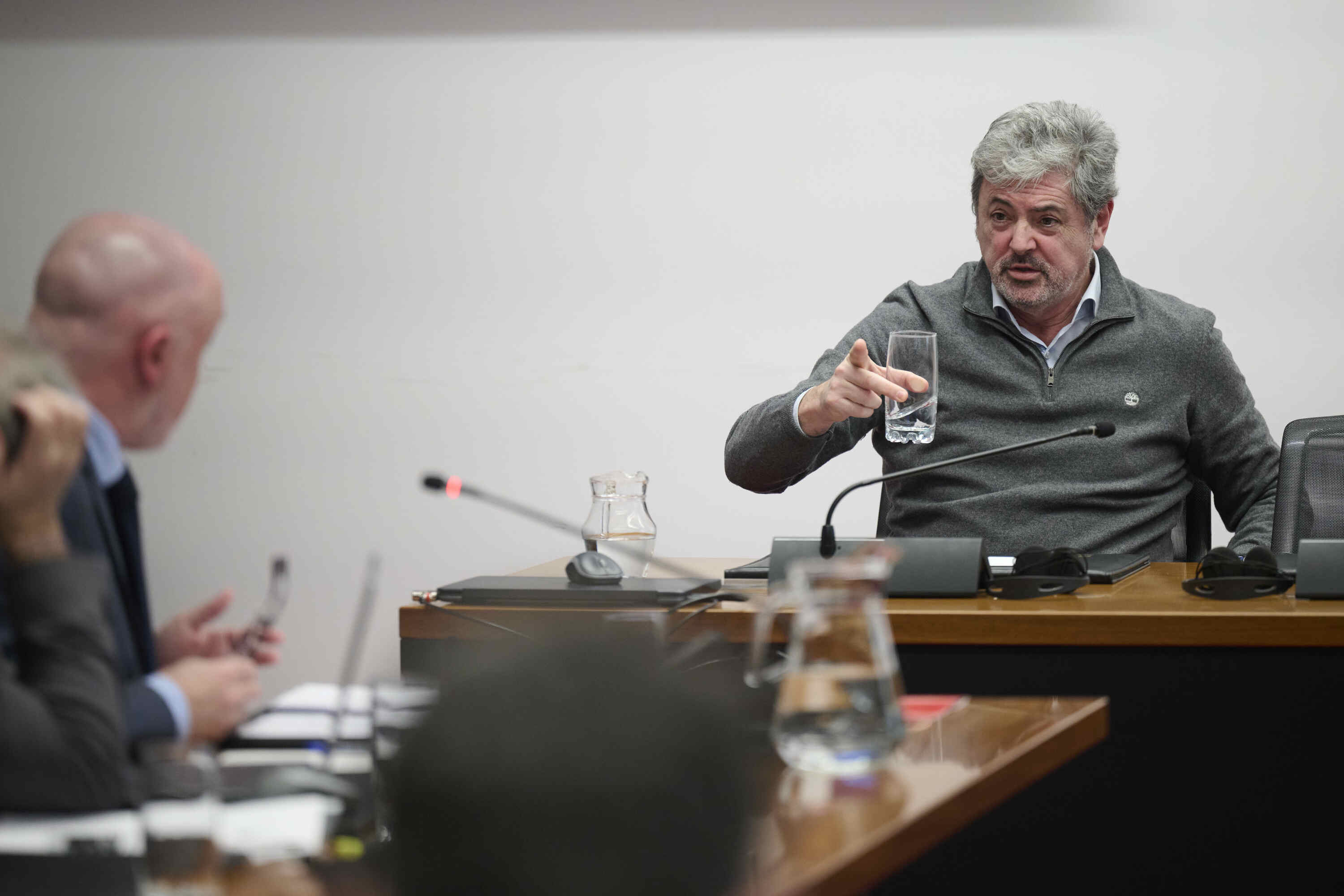 Antxon Alonso, UPNko Javier Esparzari begira. IÑAKI PORTO / EFE