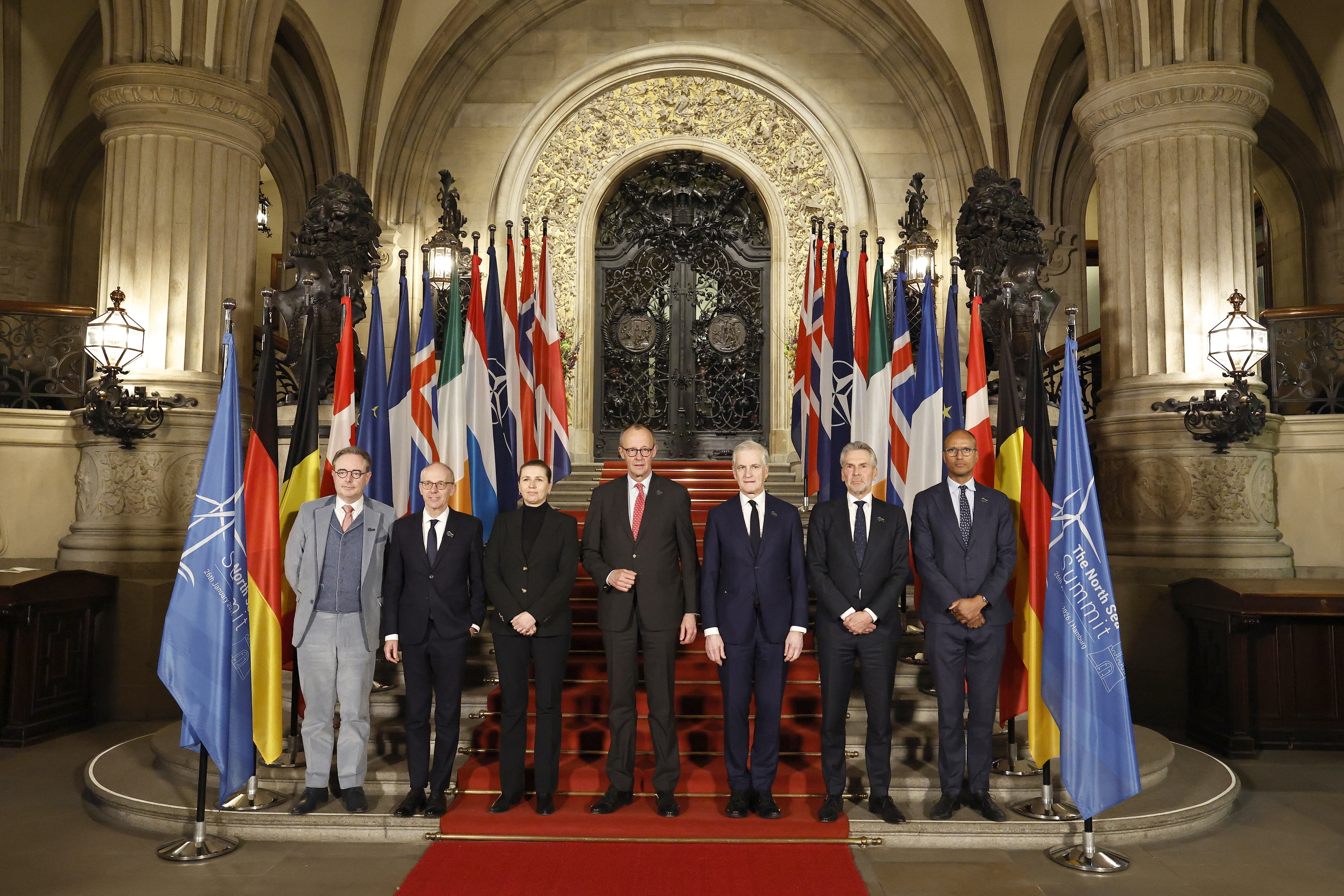 Herrialdeetako eta NATOko ordezkariak, atzo, Hanburgon. MORRIS MACMATZEN / EFE