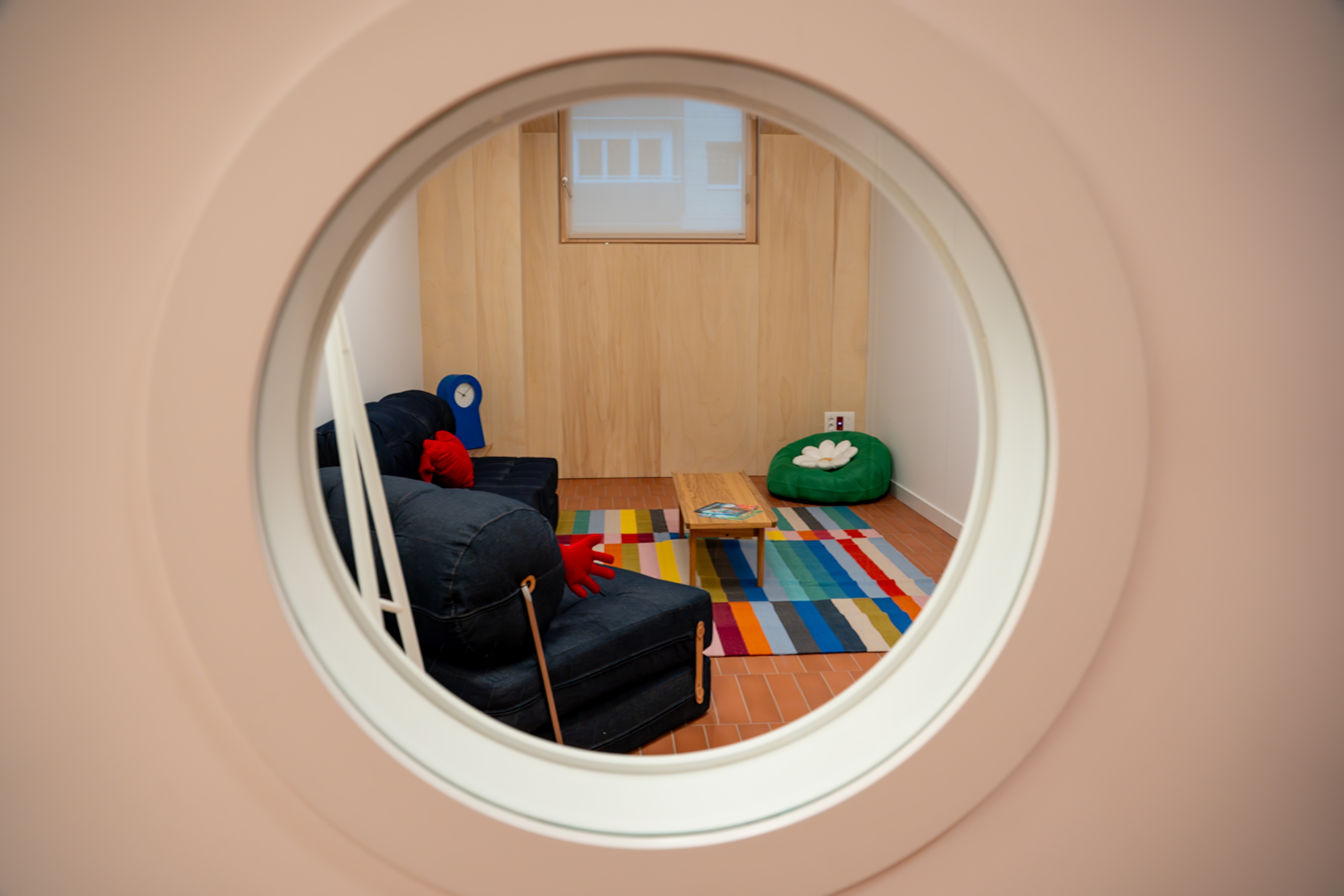 Iruñeko Barnahus etxearen geletako bat. AITOR KARASATORRE / FOKU