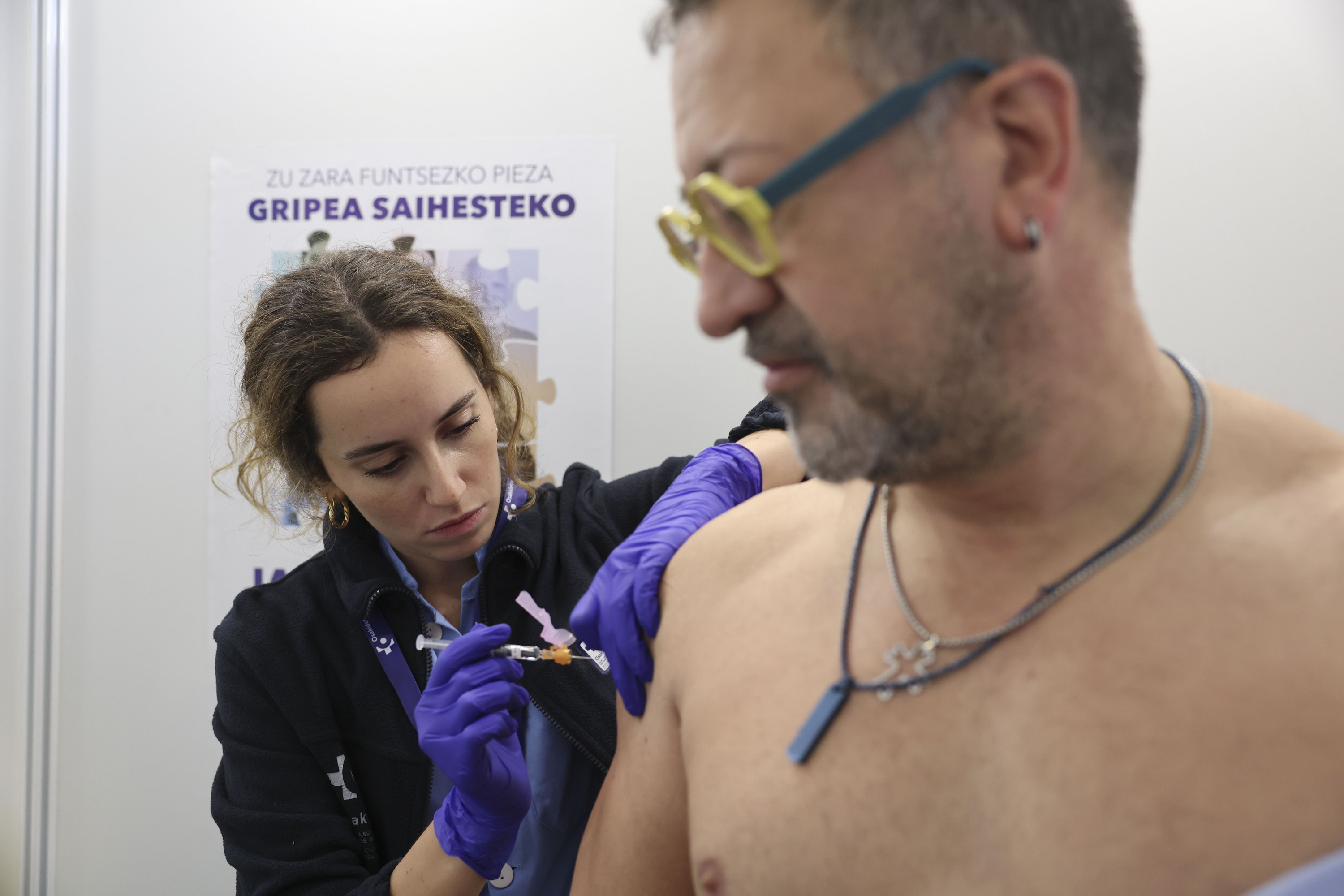 Erizain bat gripearen txertoa jartzen Bilbon, joan den urrian. LUIS TEJIDO / EFE Erizain bat gripearen txertoa jartzen Bilbon, joan den urrian. LUIS TEJIDO / EFE