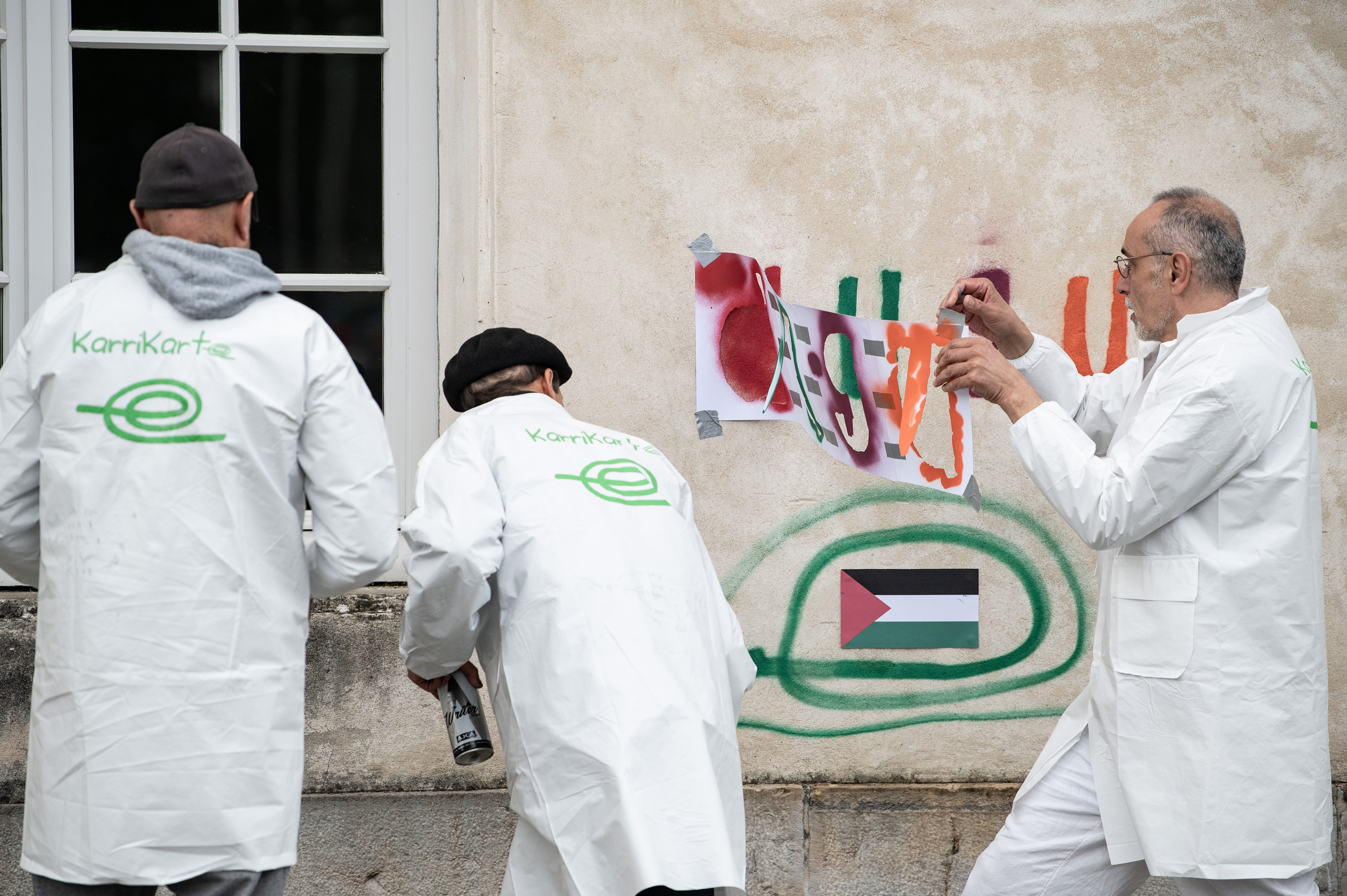 Euskal Herrian Euskaraz-eko militanteak, buruilaren 27ko ekintzan. PATXI BELTZAIZ