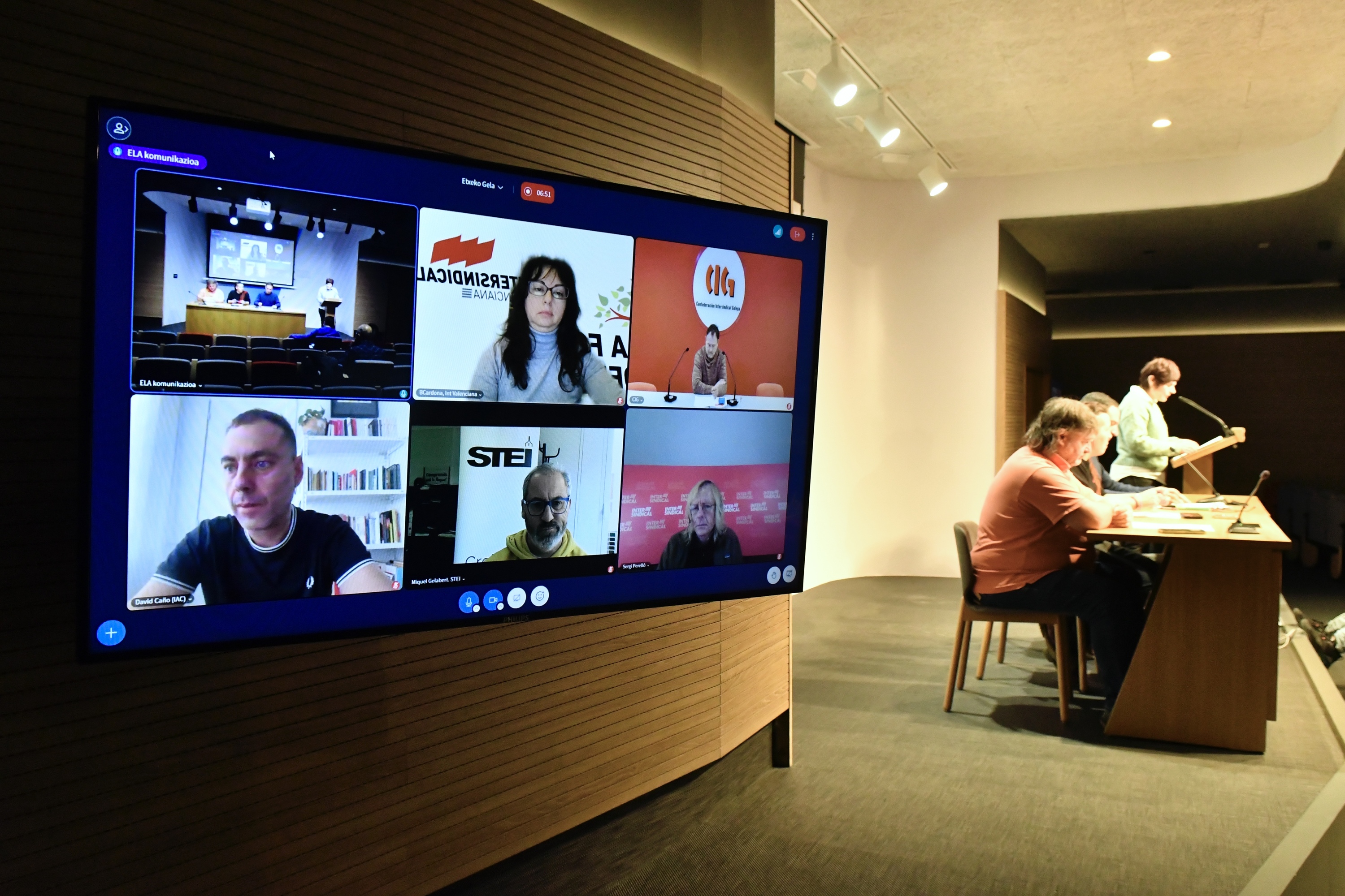 Galiziako eta Herrialde Katalanetako sindikatuek online hartu dute parte gaurko agerraldian. MIKEL MARTINEZ DE TRESPUENTES / FOKU 