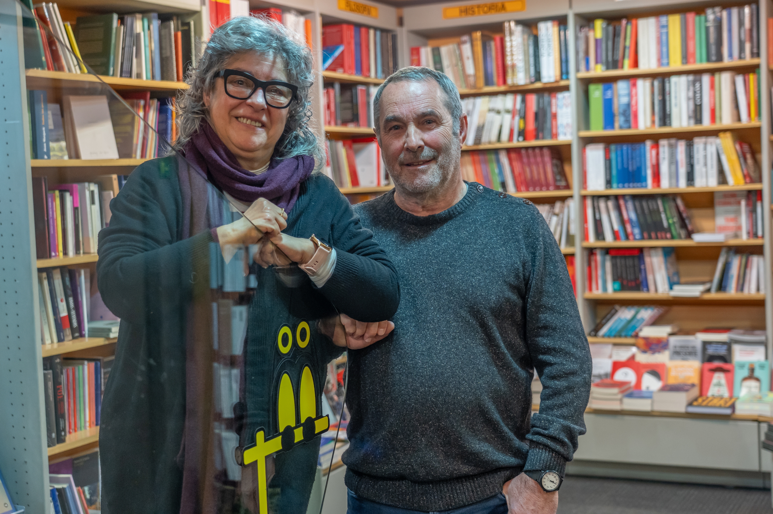 Esther Moiua eta Ramon Tatiegi, atzo, Donostiako Hontza liburu dendan. ANDONI CANELLADA / FOKU