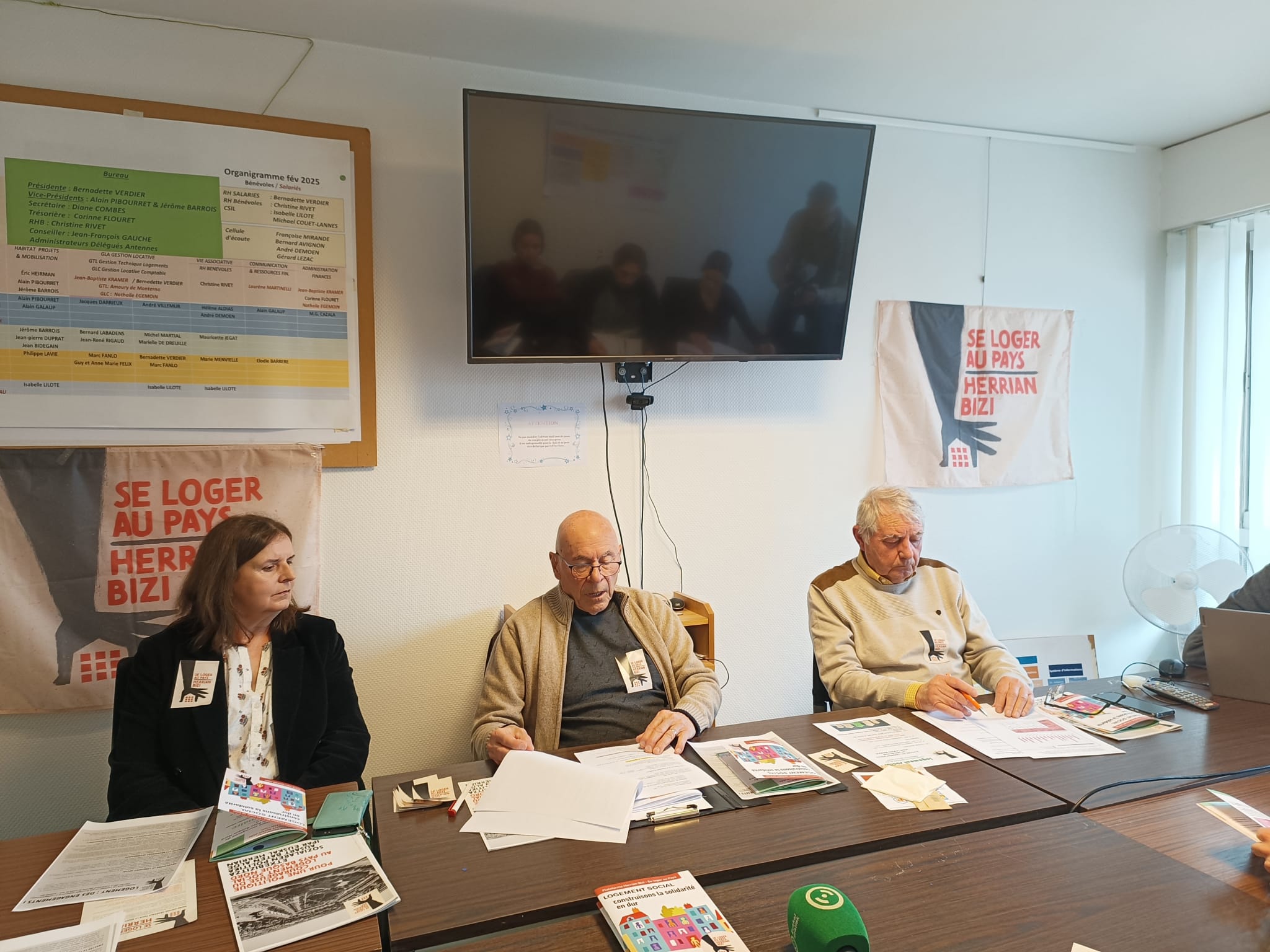 Herrian Bizi plataformak gaur goizean egin duen prentsaurrekoa, Baionan. BERRIA