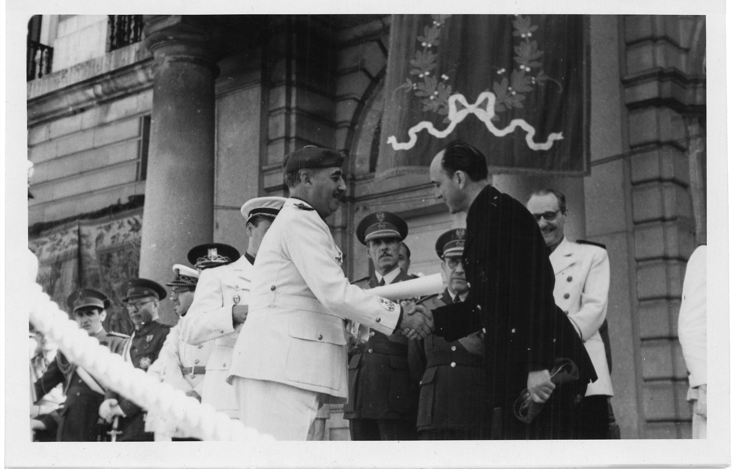 Francisco Franco diktadorea, Arabako tokiko agintari bati kondekorazioa ematen, Gasteizen. GASTEIZKO UDAL ARTXIBOA