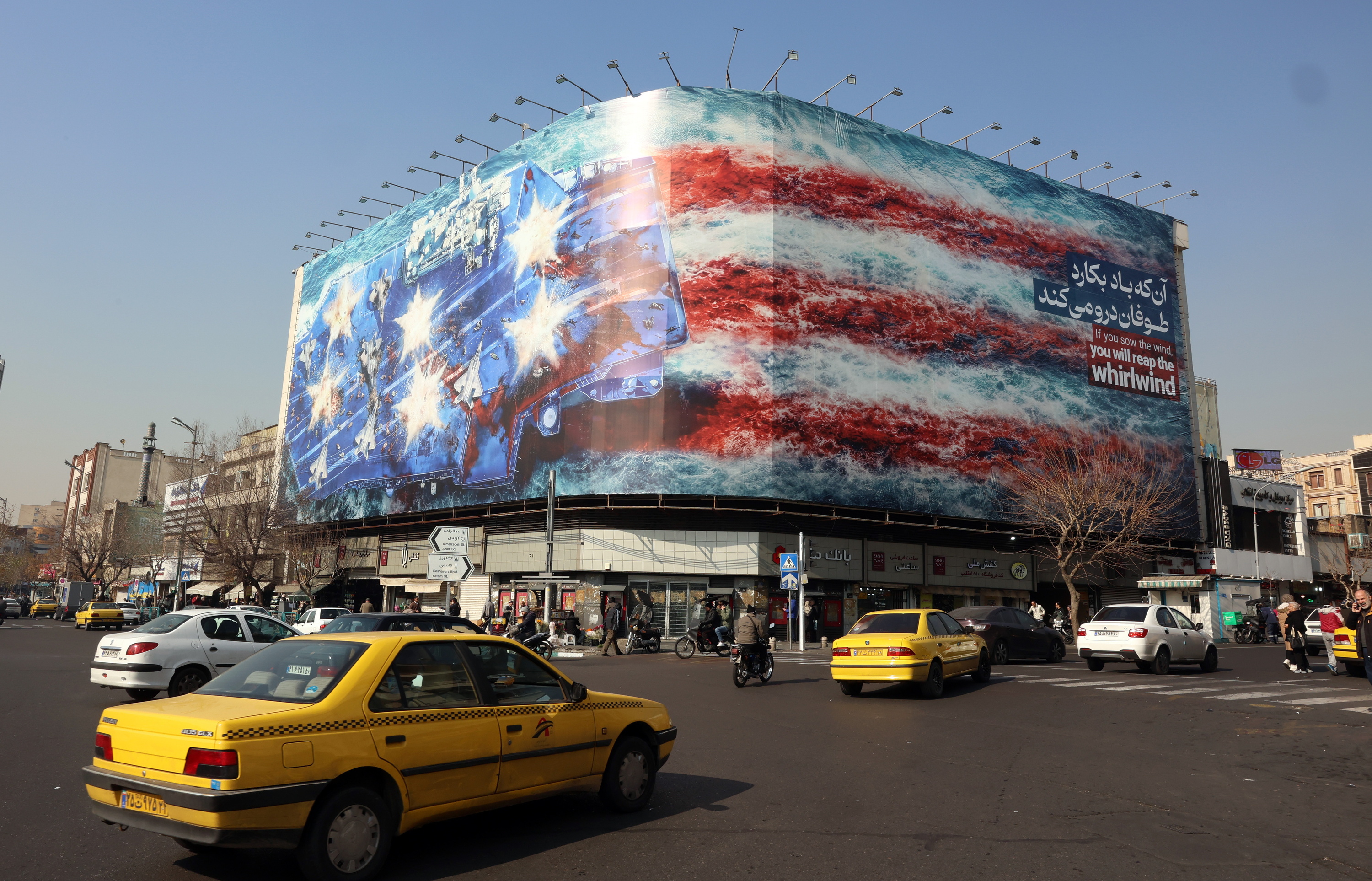 Irango Gobernuaren murala AEBen aurka, gaur Teheranen. ABEDIN TAHERKENAREH / EFE