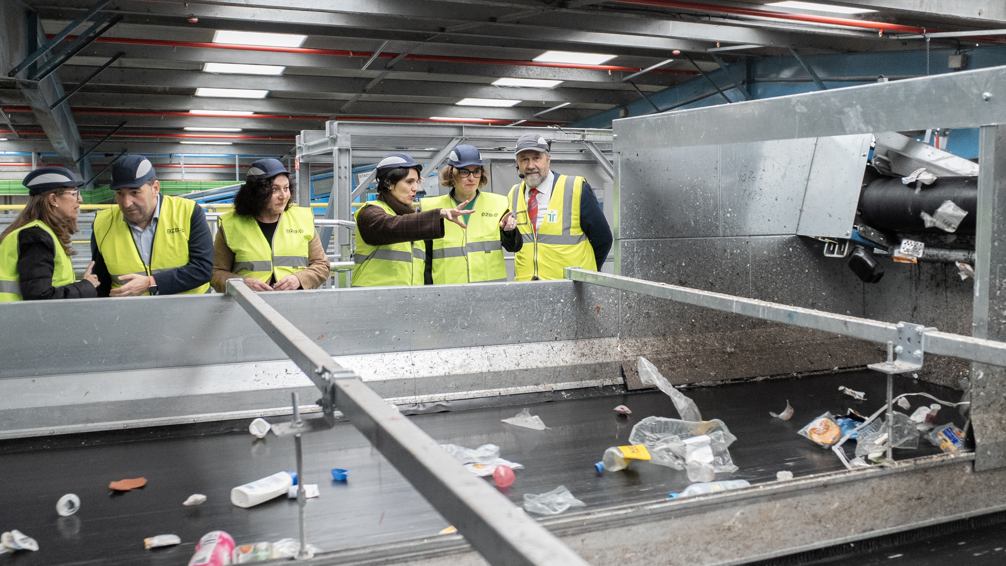 Bizkaiko Foru Aldundiko eta Trienekens enpresako ordezkariak, gaur, Zornotzan, Bizkaiko Zabor Berziklategira egindako bisitan. BERRIA