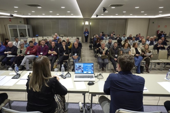 Nafarroako Udalen eta Kontzejuen Federazioko kideen batzarra, urtarrilaren hasieran, Iruñeko egoitzan. NUKF