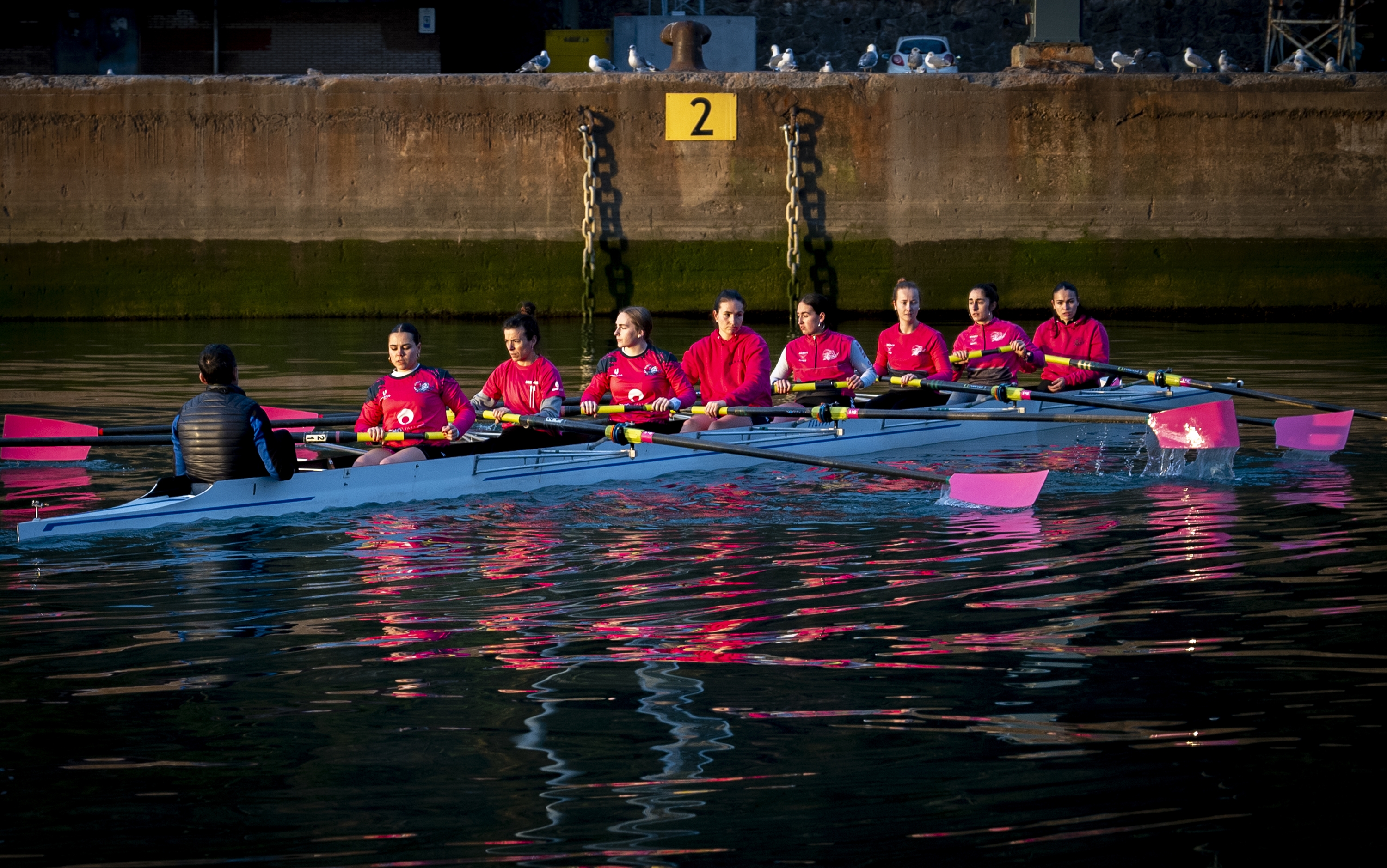 San Juan arraun taldea, entrenatzen, Pasaiako badian. GORKA RUBIO / FOKU