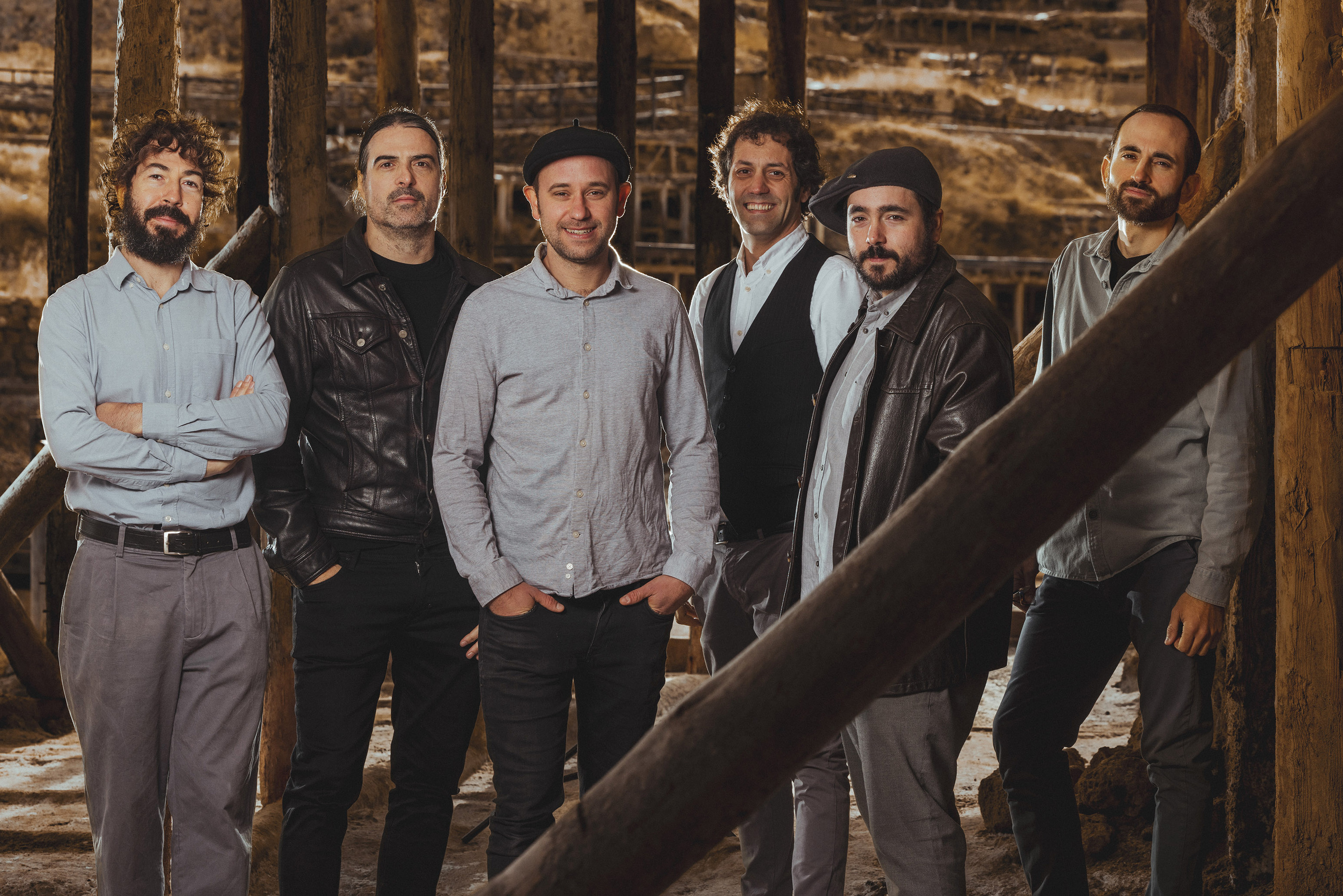 Vitoria —eskuinetik hasita hirugarrena—, gainerako taldekideekin batera. JOSU TXINTXURRETA