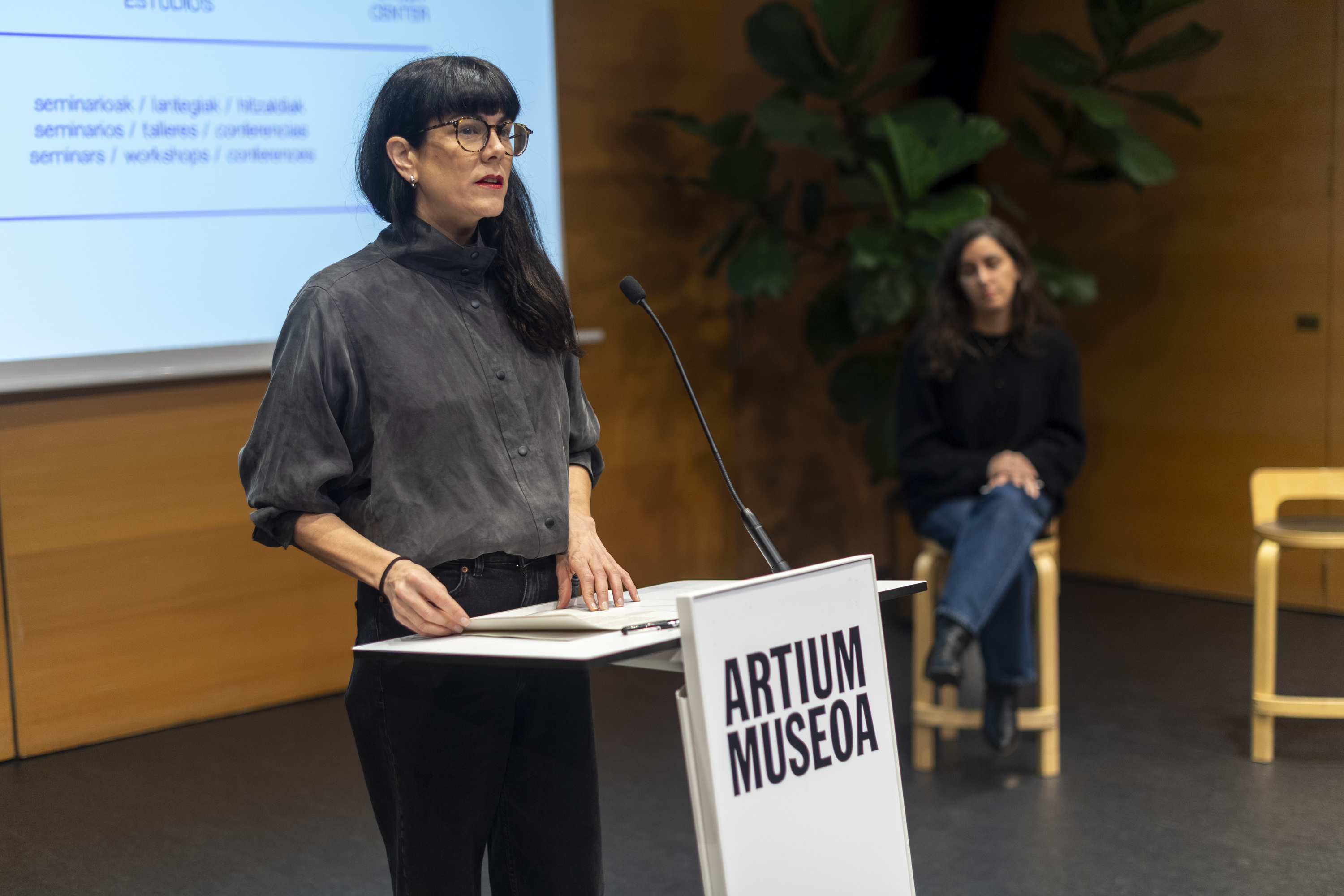 Arantza Santestebanek eta Catalina Lozanok aurkeztu dute Ama zentroa, gaur, Artium museoan. JAIZKI FONTANEDA / FOKU