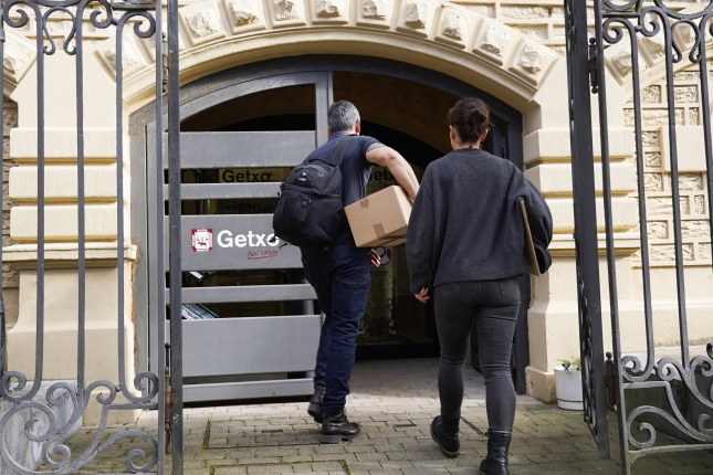 Ertzainak Getxoko udaletxean sartzen, miaketen egunean. MARISOL RAMIREZ / FOKU