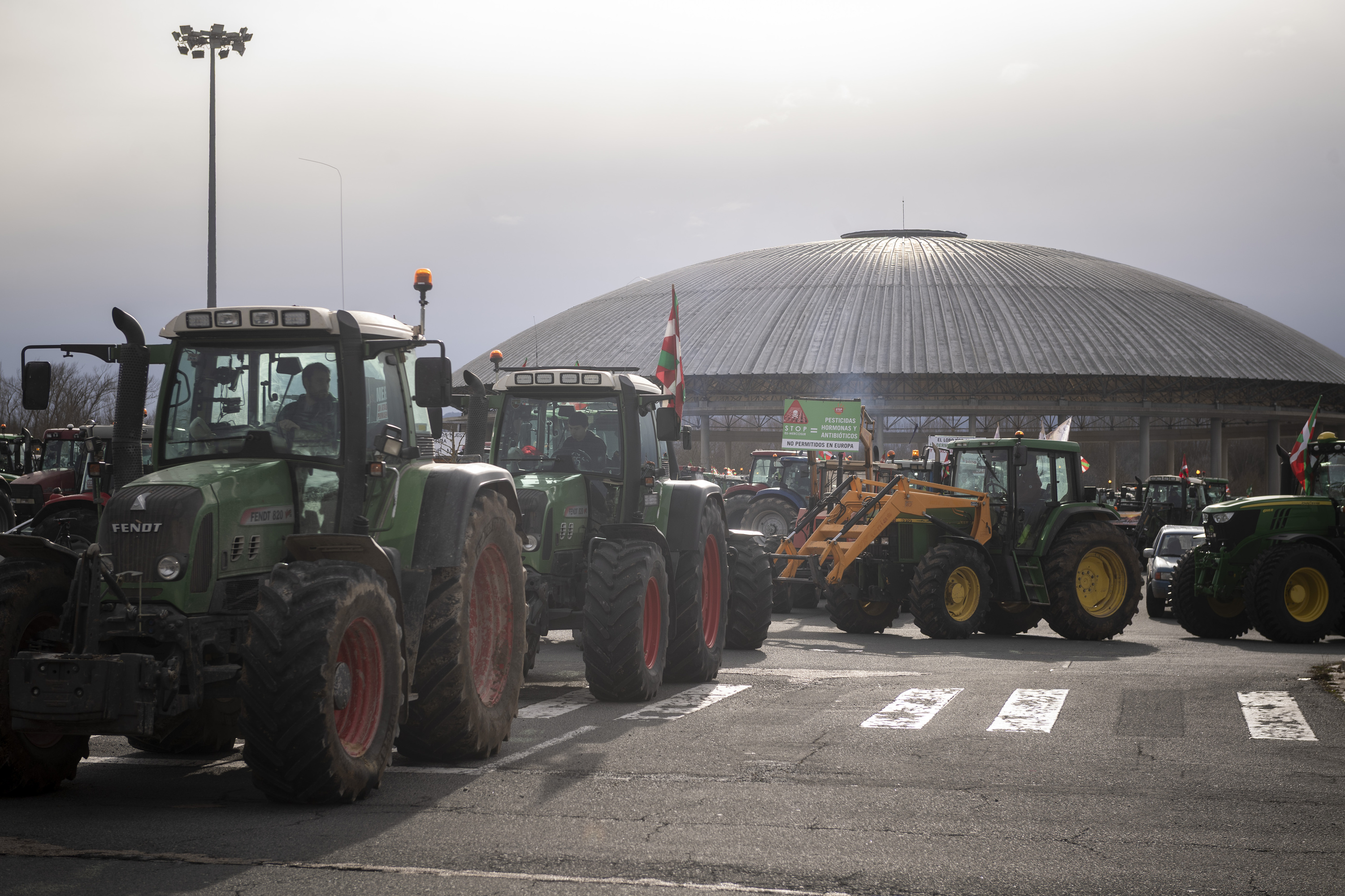 Protestako traktoreak Buesa Arenatik irteten. JAIZKI FONTANEDA / FOKU