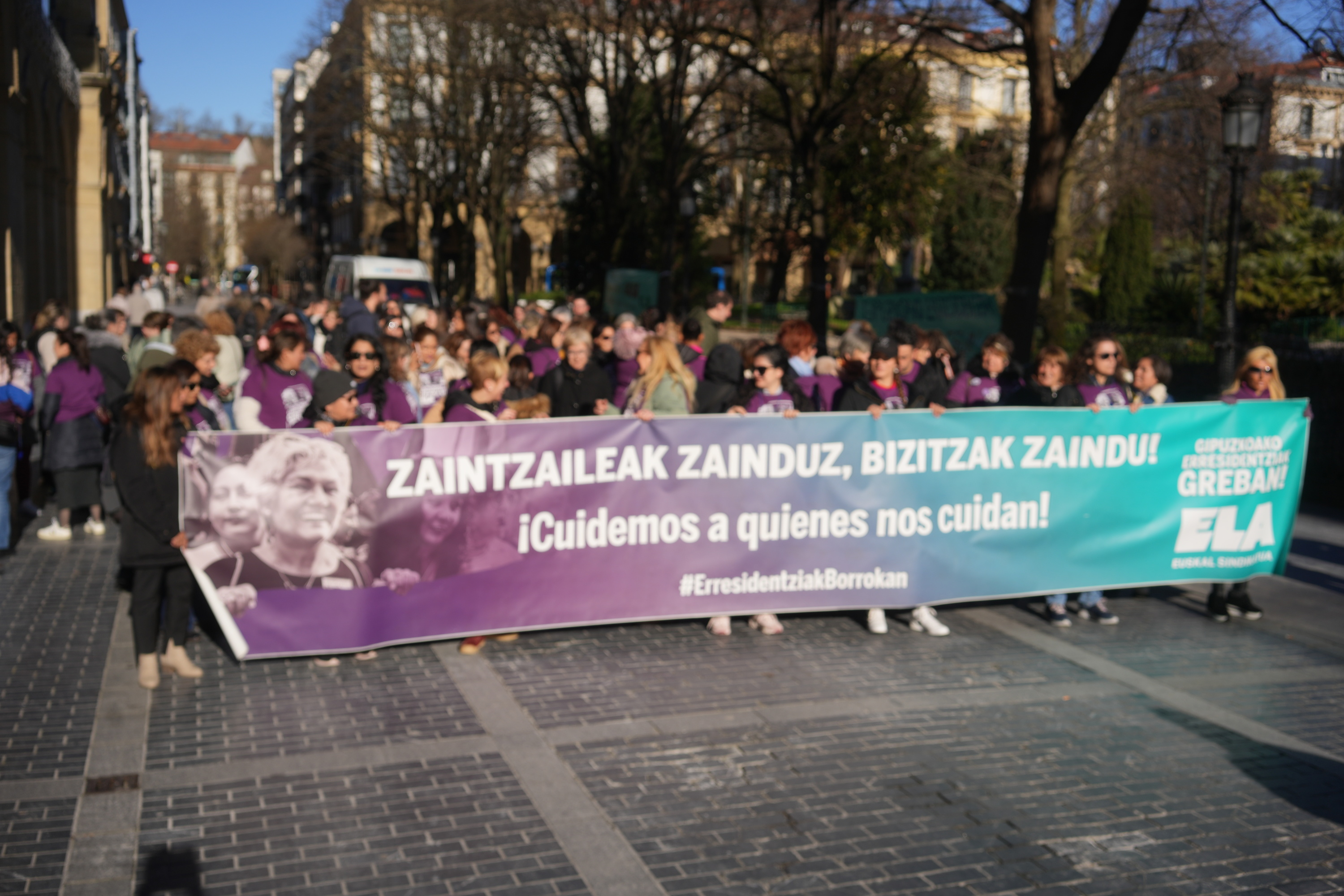 Gipuzkoako zahar etxeetako eta eguneko zentroetako langileen manifestazio bat, iragan abenduan. JON URBE / FOKU