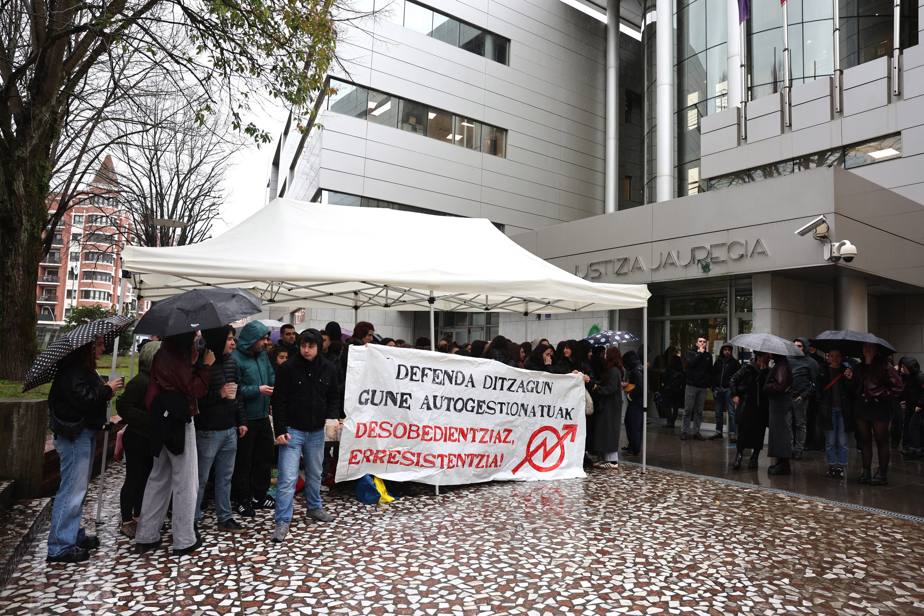 Kiñuren aldeko elkarretaratzea gaur, Durangoko epaitegiaren aitzinean. OSKAR MATXIN EDESA / FOKU