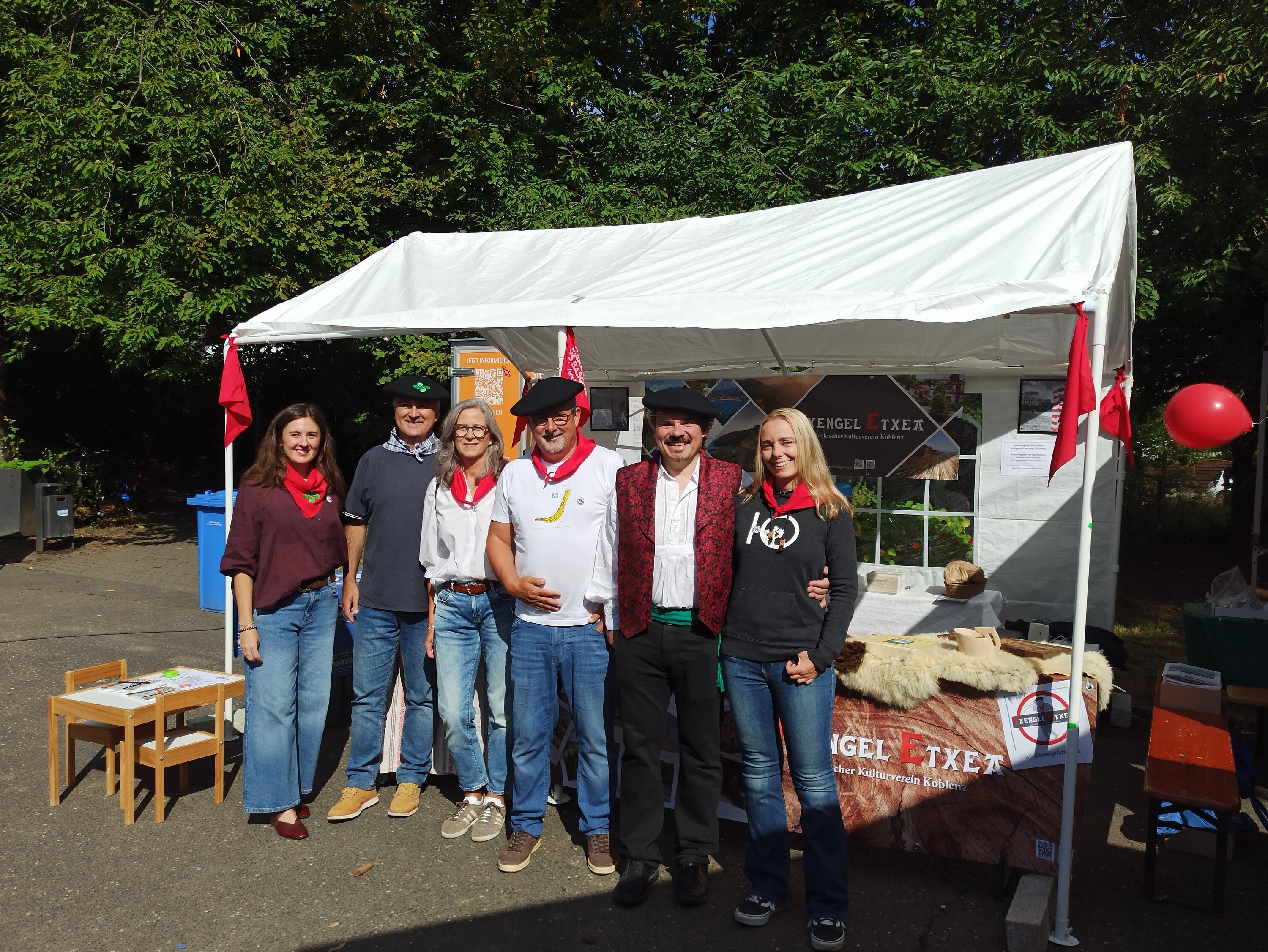 David Lopez Lareki —eskuinetik hasita, bigarrena—, Txengel etxeko kideekin batera. DAVID LOPEZ LAREKIK UTZITAKOA