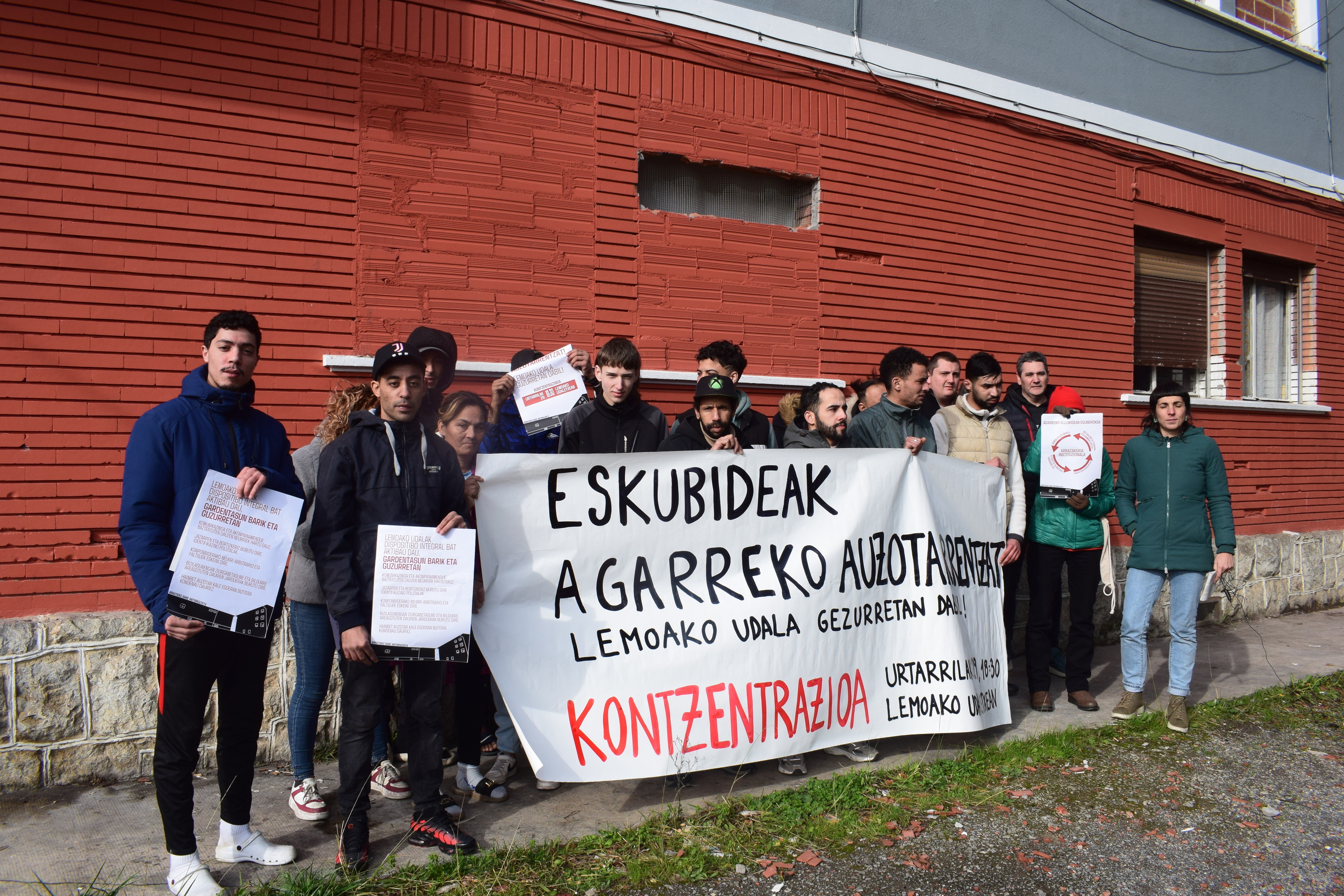 Lemoako Agarre auzoko bizilagunak eta Sare Antirrazistako kideak, «eskubideak» aldarrikatzen dituen pankartari eutsiz. BERRIA