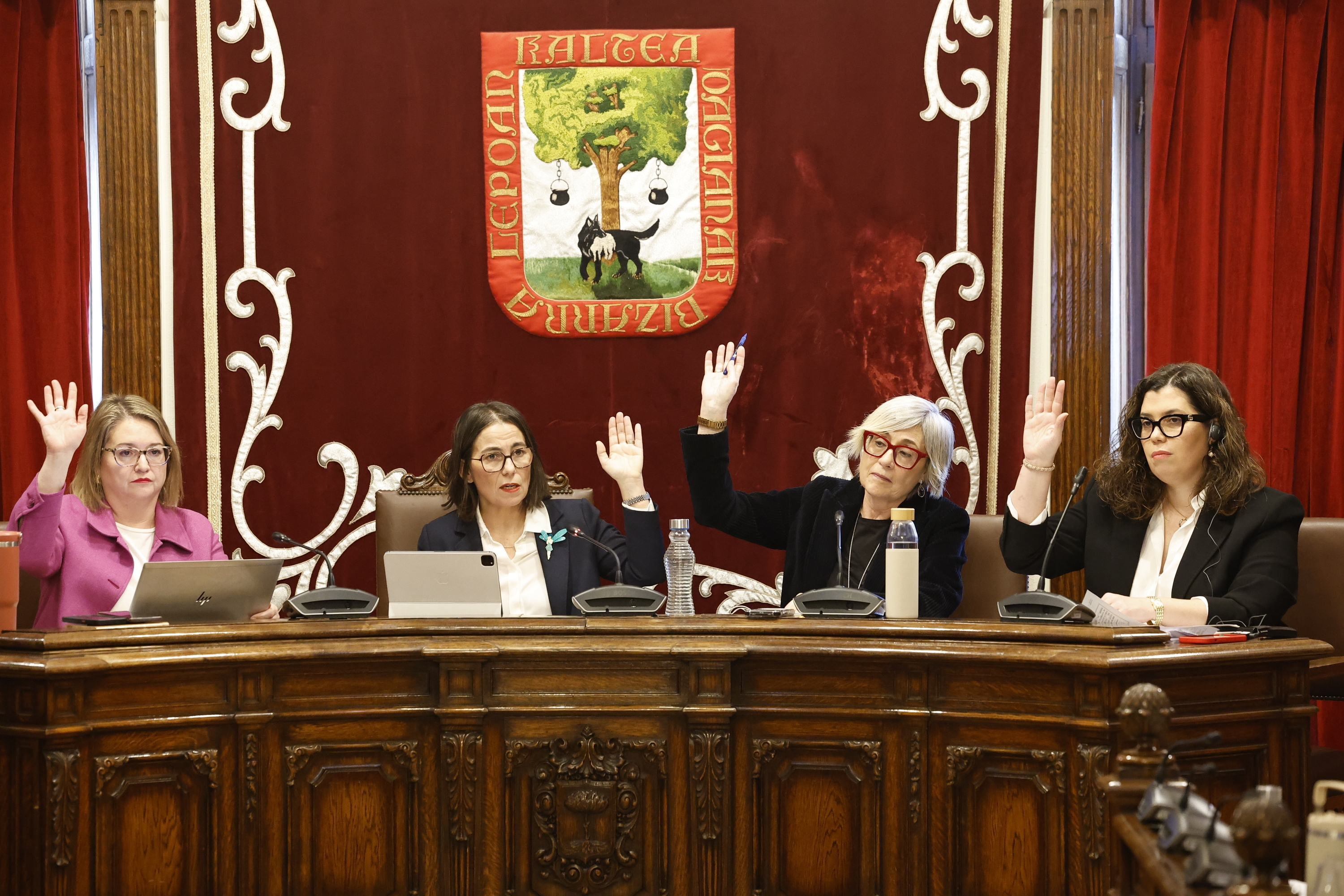 Amaia Agirre Getxoko alkatea, ezkerretik hasita bigarrena, gaurko osoko bilkuran. MIGUEL TOÑA / EFE