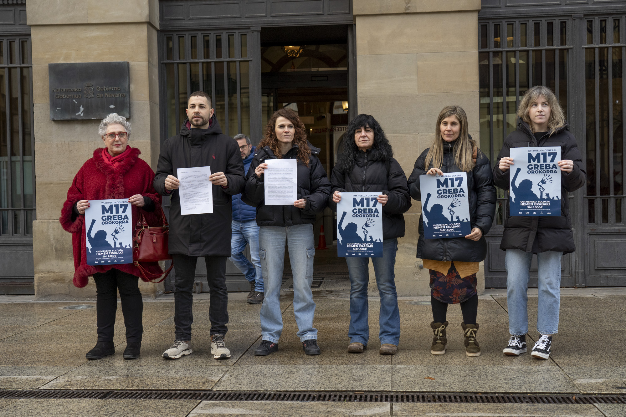 Sindikatuetako ordezkariak, gaur goizean, Nafarroako Gobernuaren egoitza nagusiaren aurrean, Iruñean. IÑIGO URIZ / FOKU