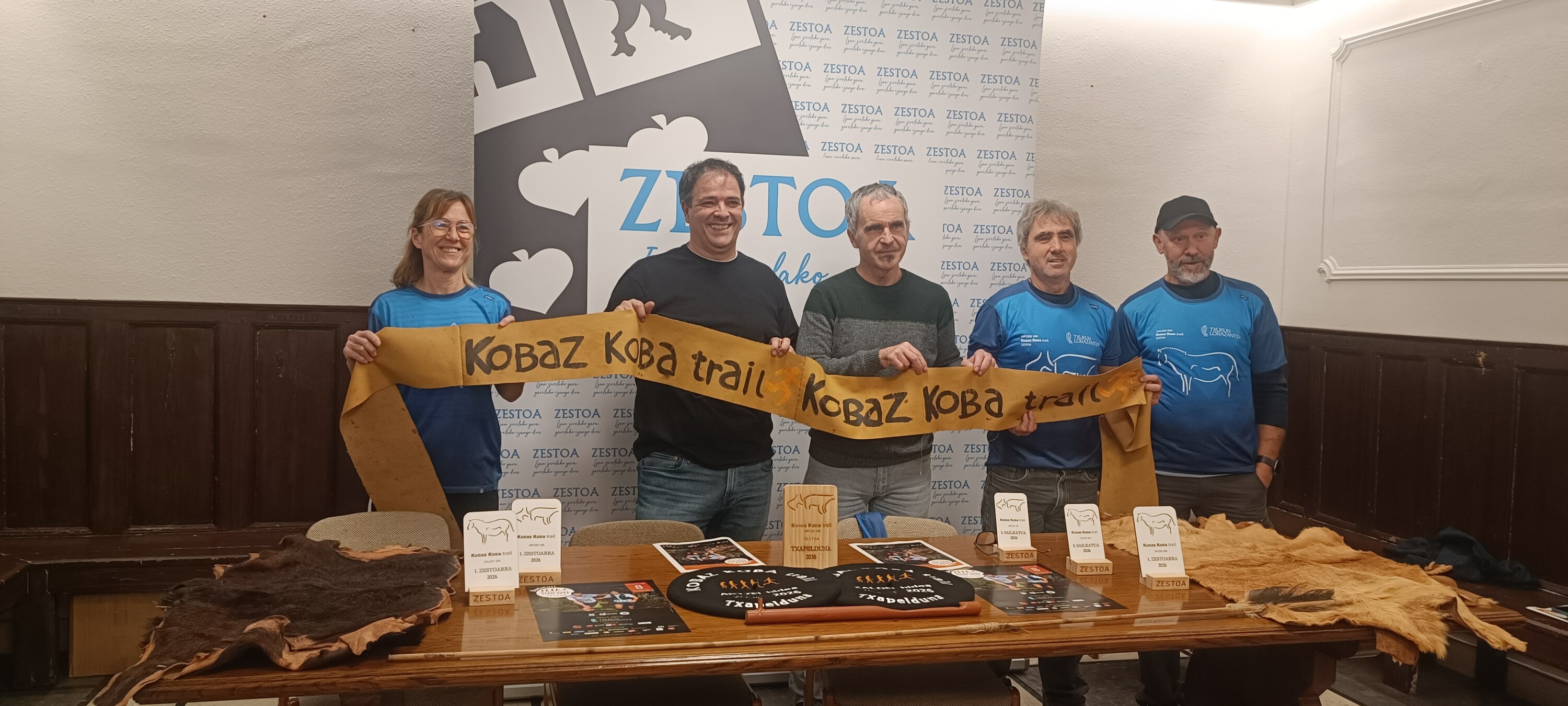 Antolatzaileak eta babesleak probaren aurkezpen ekitaldian. KOBAZ KOBA TRAIL