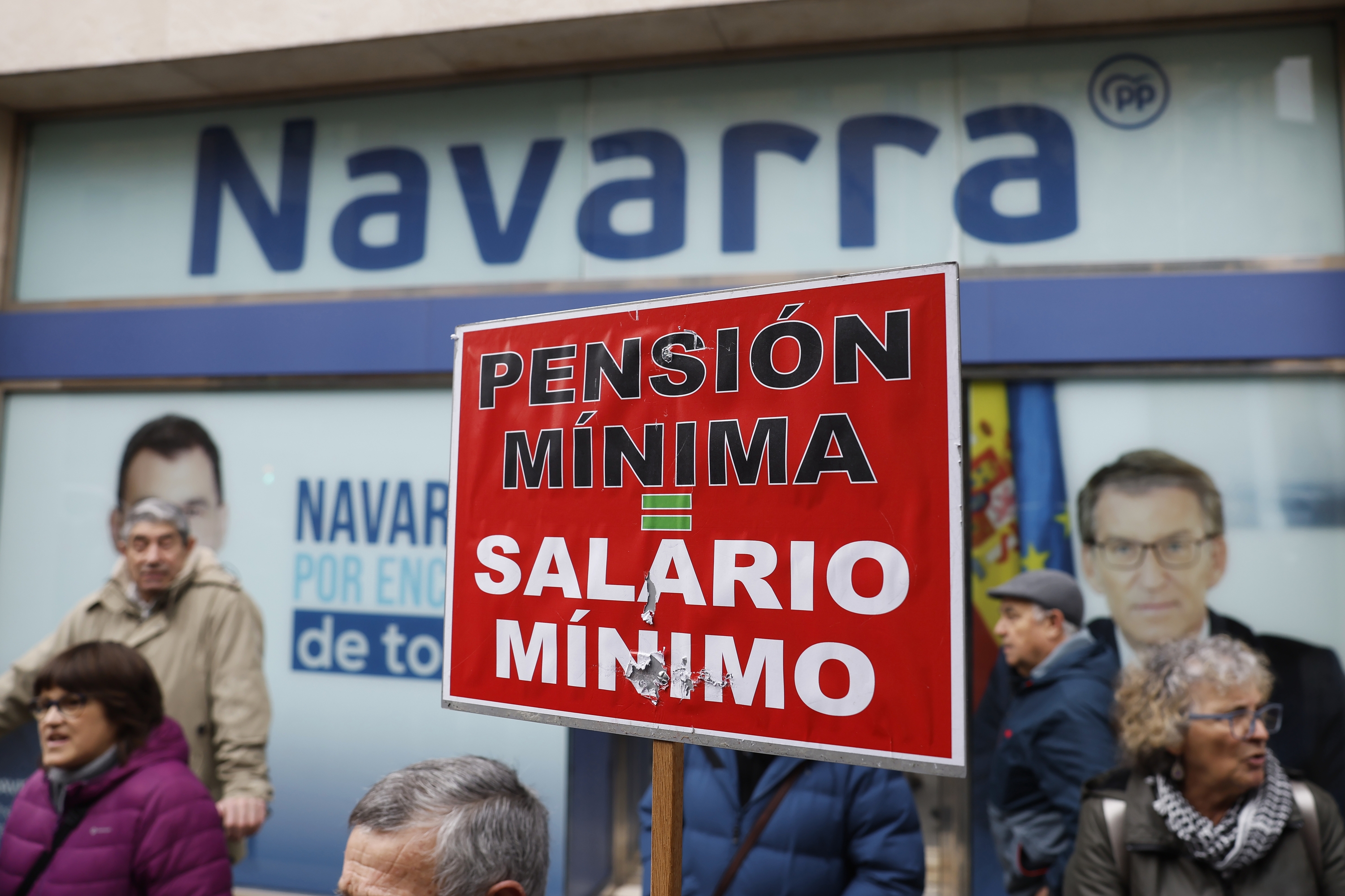 Iruñean PPren eta UPNren egoitzen aurrean mobilizatu dira pentsiodunak. JESUS DIGES / EFE