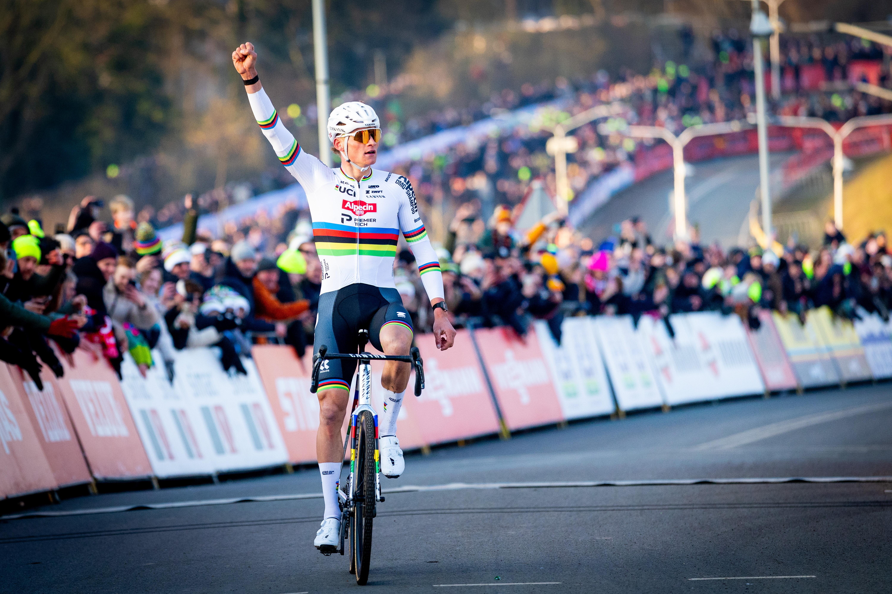 Mathieu van der Poel Hoogerheiden lortutako garaipena ospatzen. IRIS VAN DEN BROEK / EFE