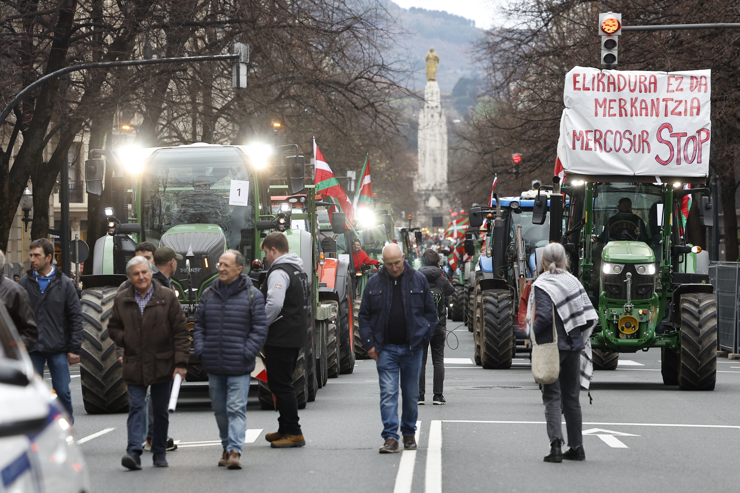 Nekazarien protesta Bilboko Kale Nagusian. 70 traktorek hartu dute parte martxen. MIGUEL TOÑA / EFE