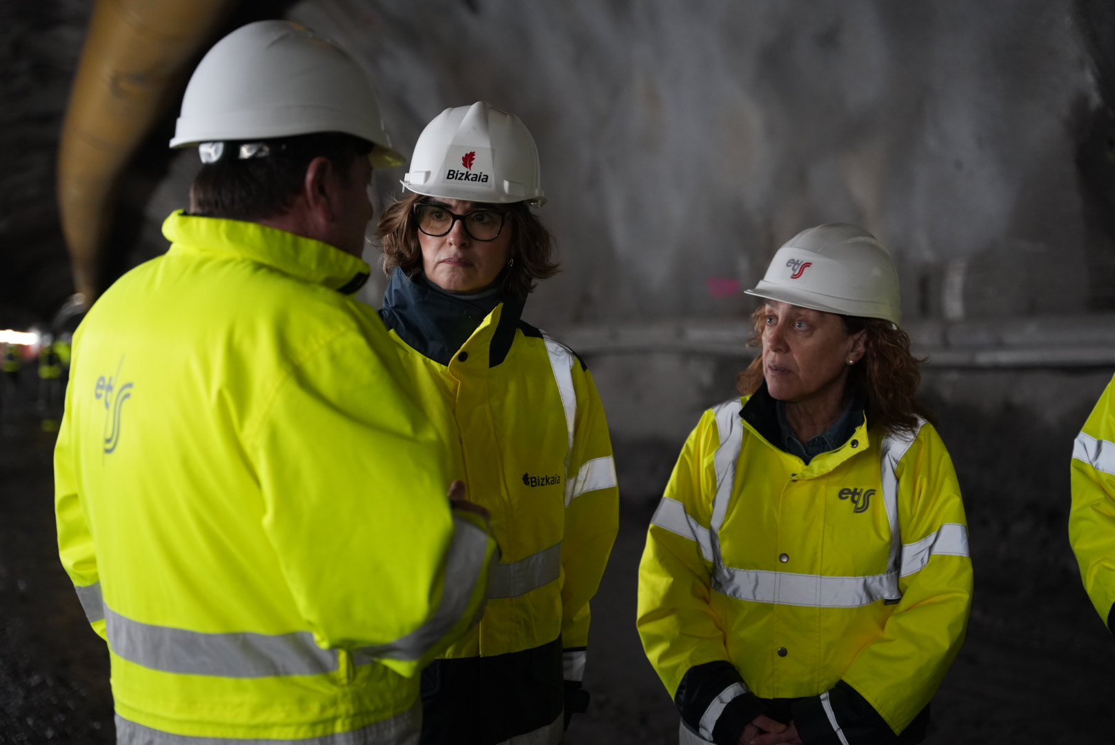 Elixabete Etxanobe Bizkaiko ahaldun nagusia eta Susana Garcia Chueca Eusko Jaurlaritzako Mugikortasun Jasangarrirako sailburua, gaur, Usansolon. IREKIA